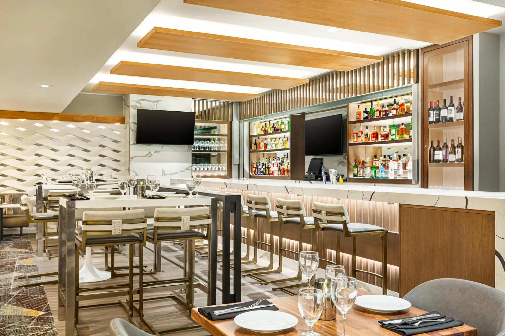 Lounge or bar in Crowne Plaza Seattle Newly Renovated with No Resort Fee