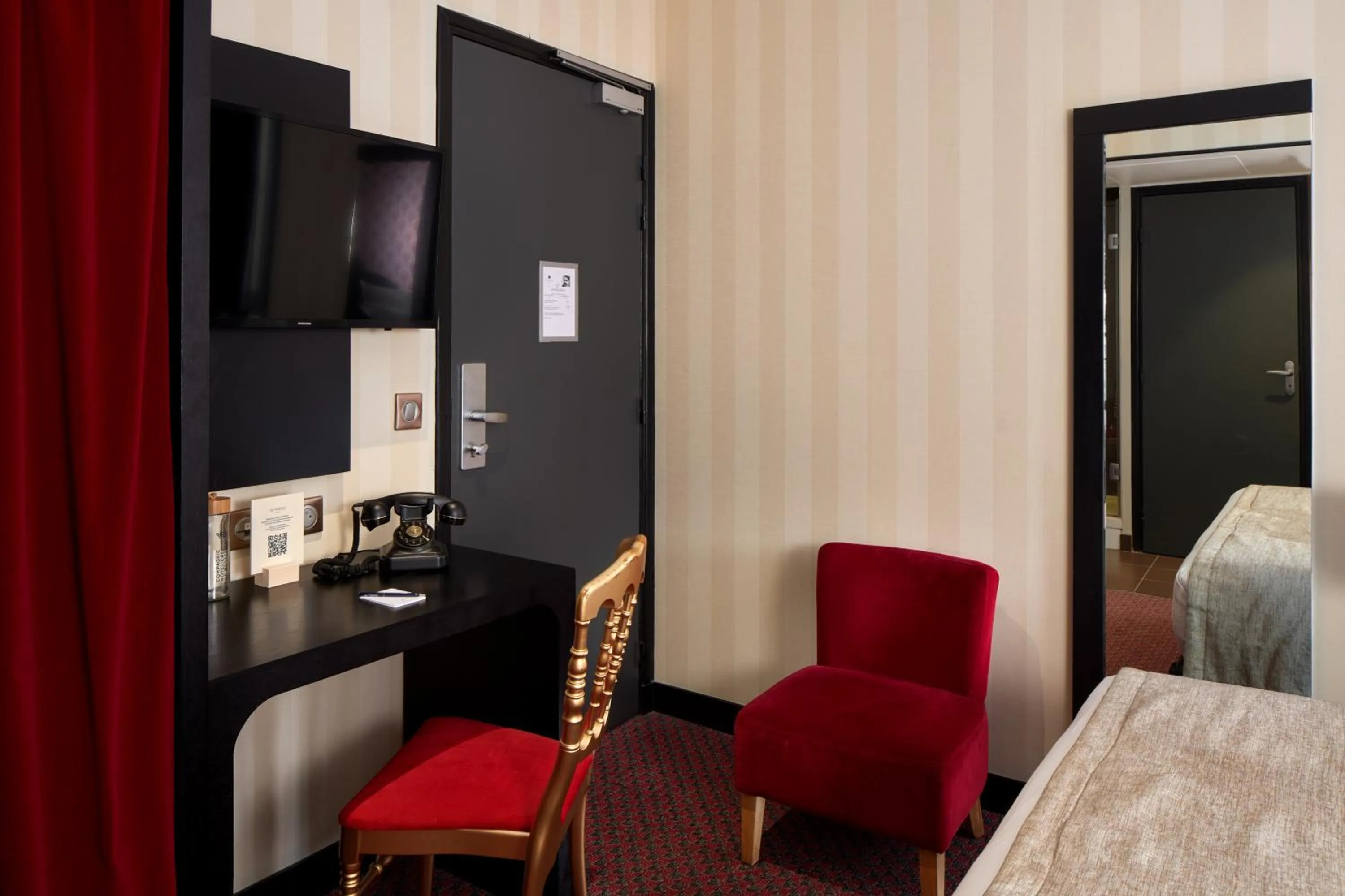 Bed in Hotel Les Théâtres