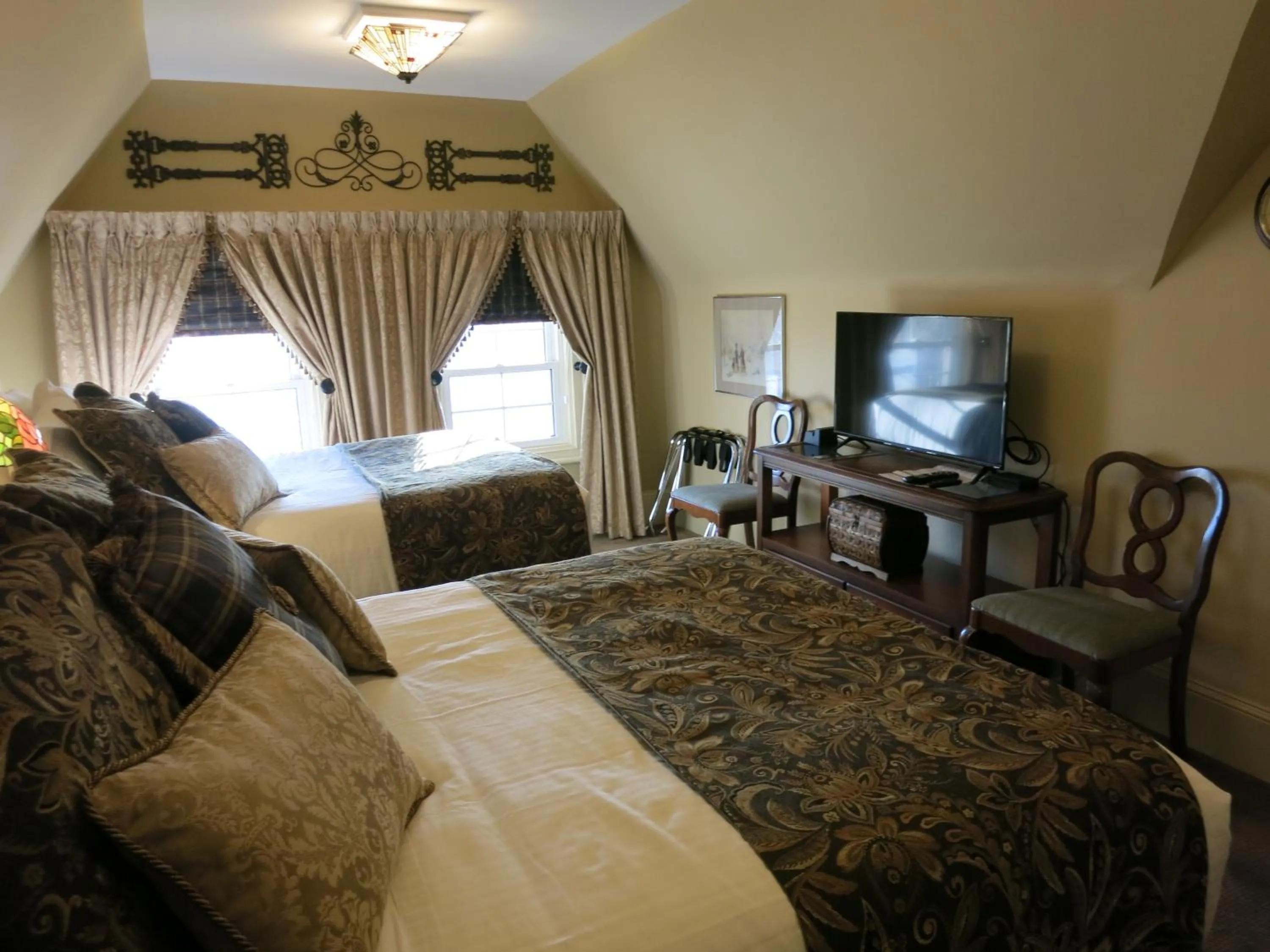 Bed in The Woodview Inn