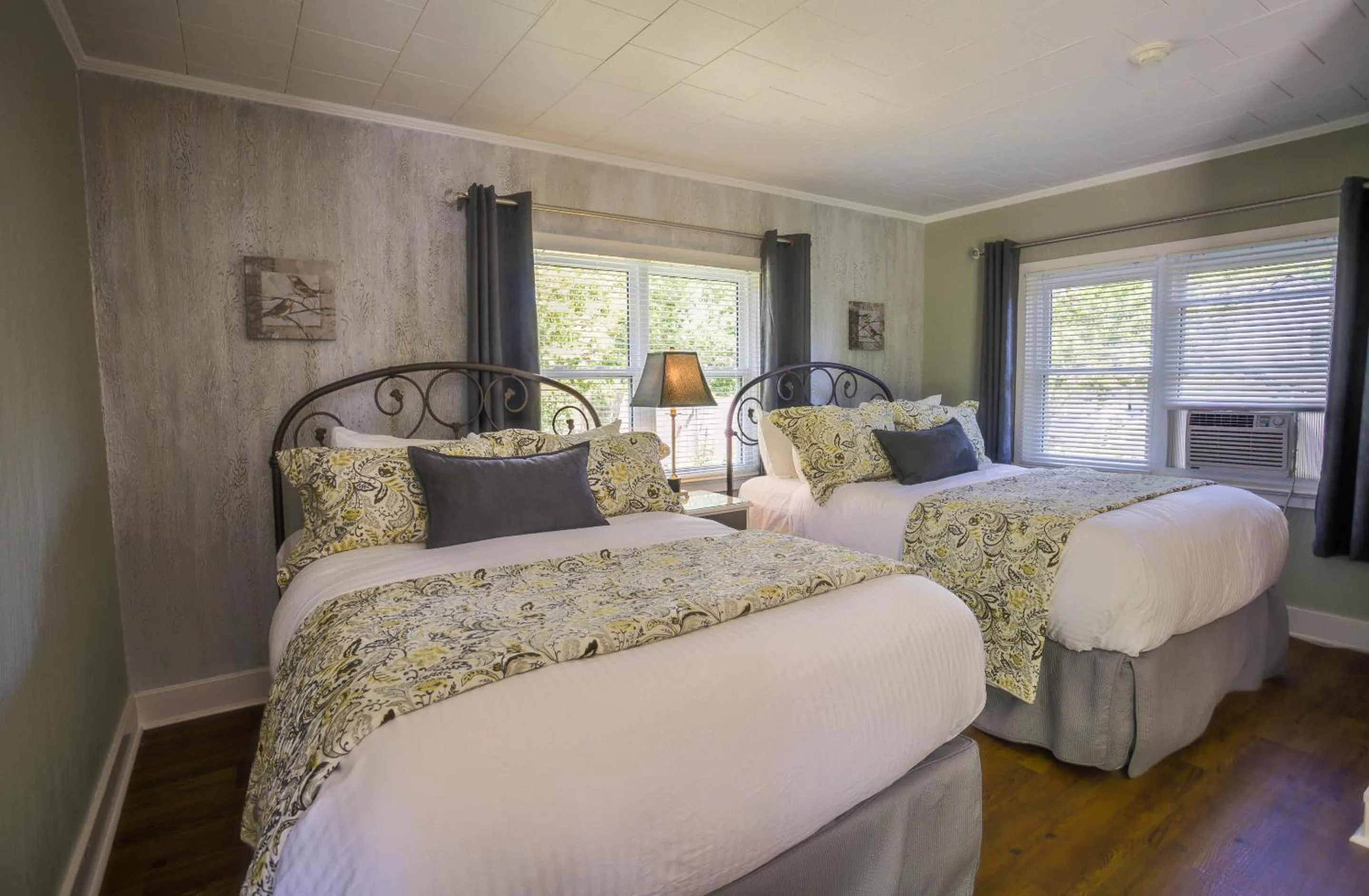 Bed in The Woodview Inn