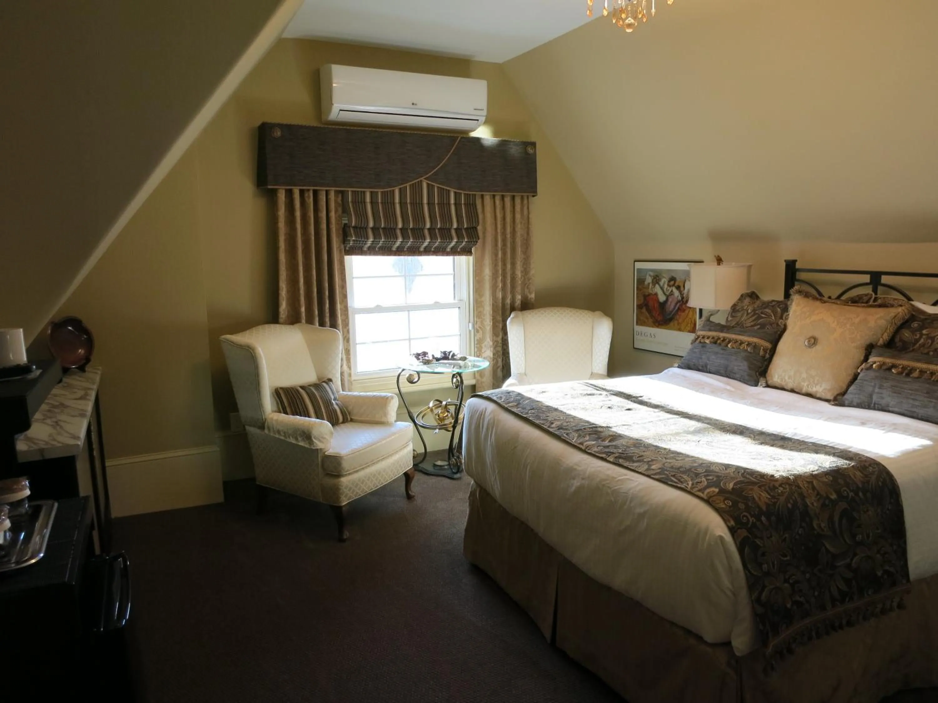 Bed in The Woodview Inn