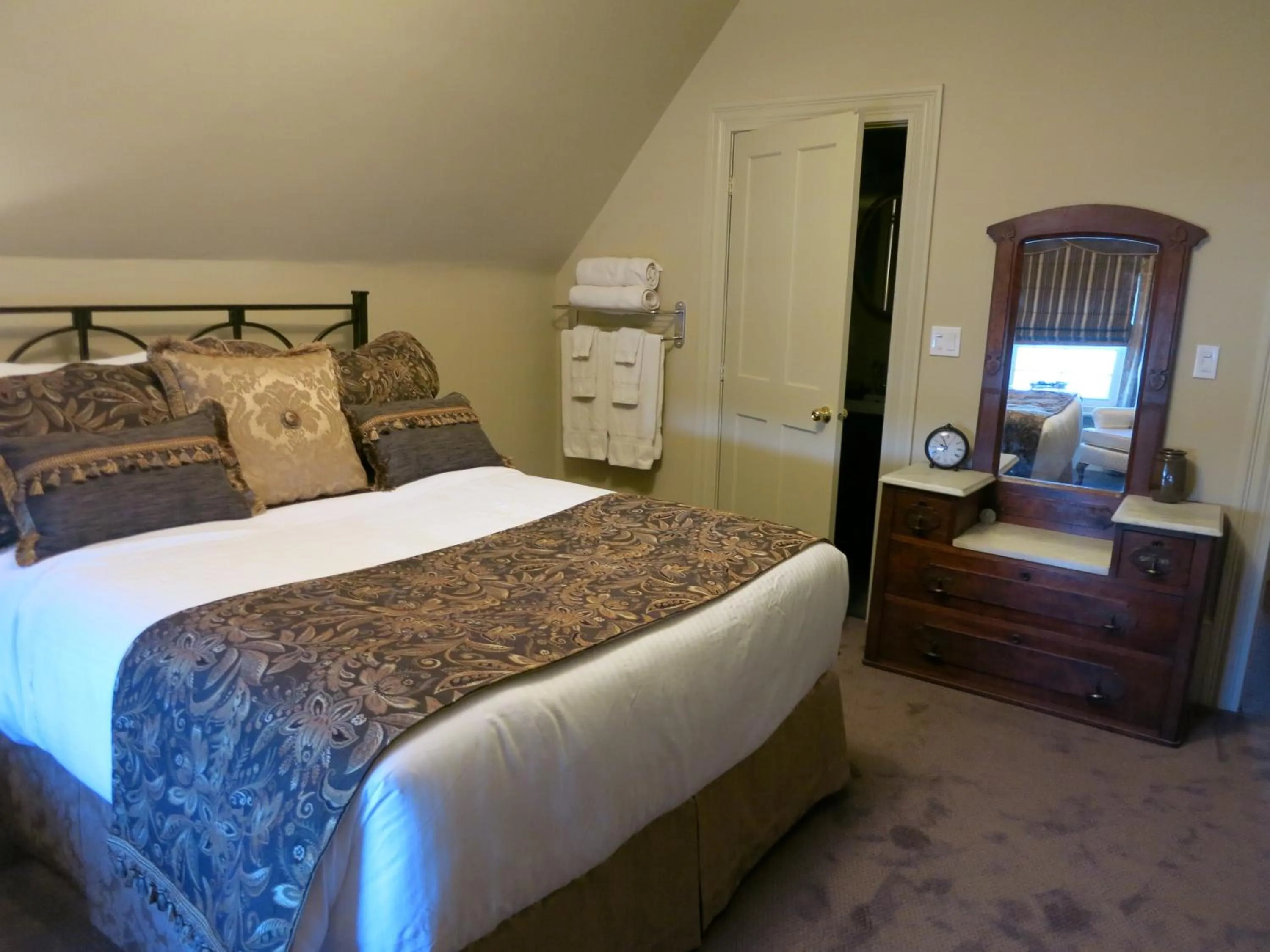 Bed in The Woodview Inn