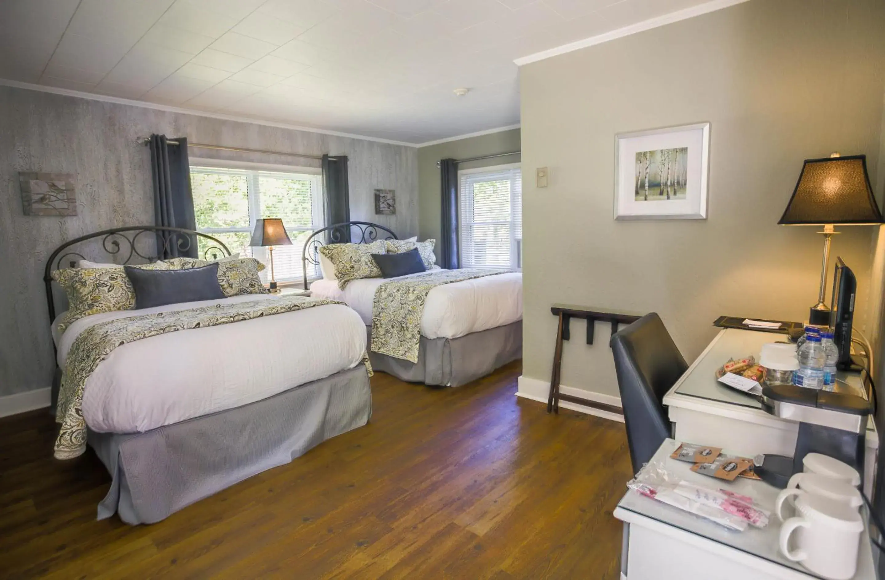 Deluxe Double Room with Shower in The Woodview Inn Deluxe Double Room with Shower in The Woodview Inn