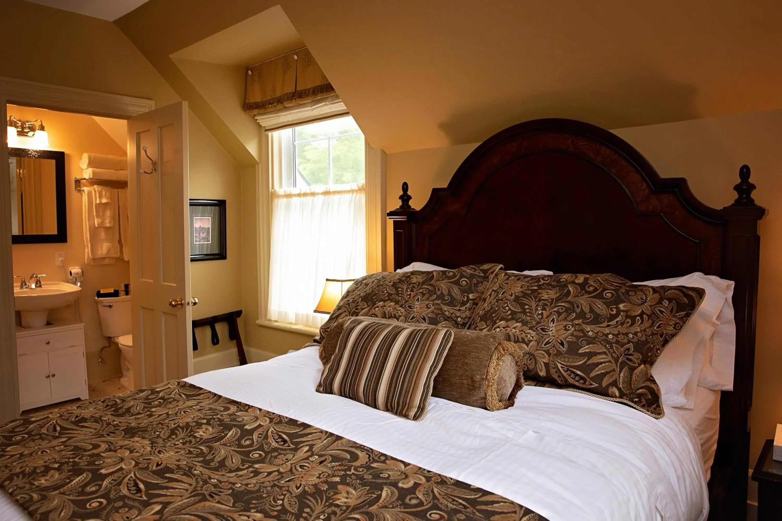 Bed in The Woodview Inn