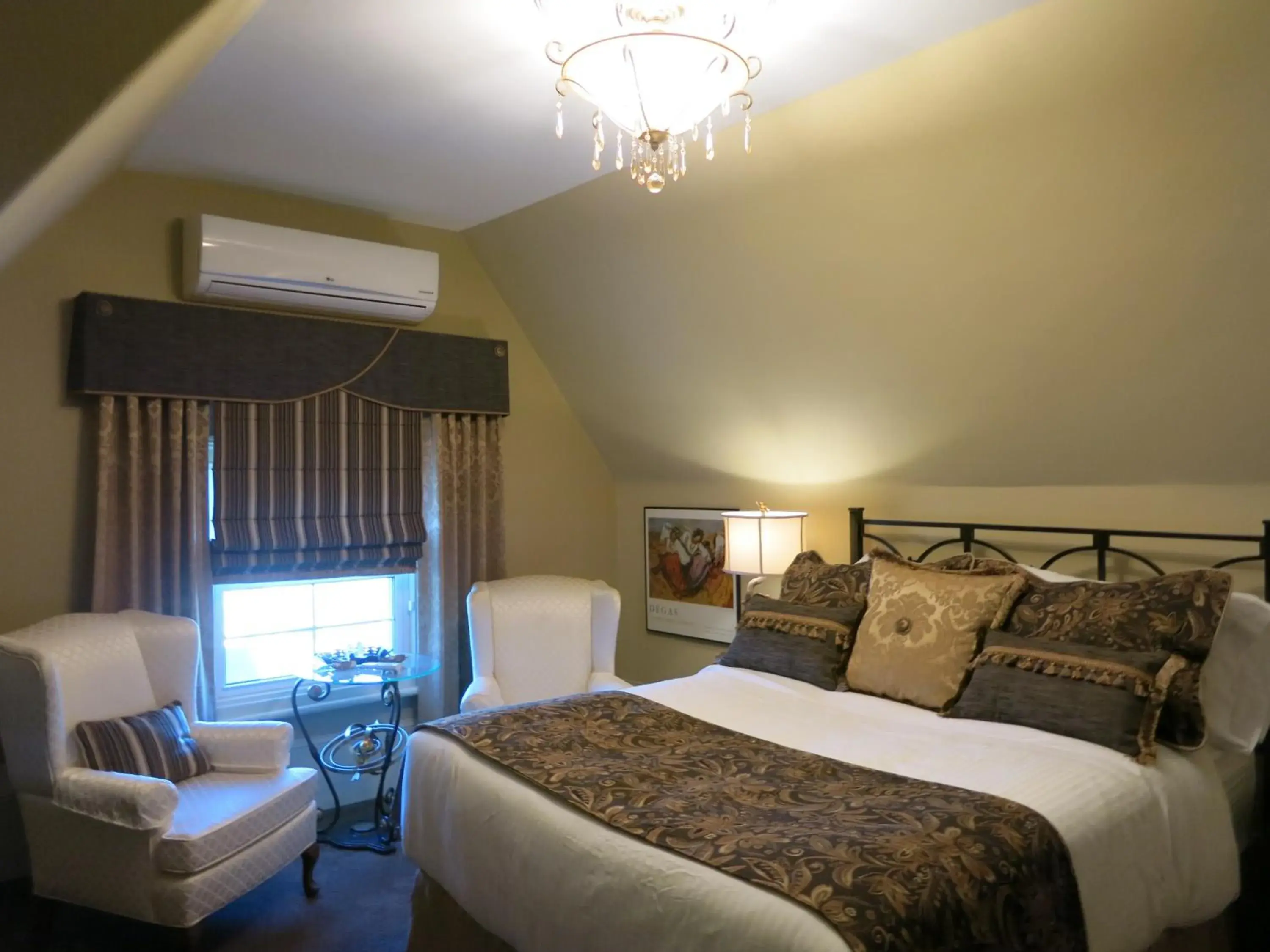 Standard Queen Room in The Woodview Inn Standard Queen Room in The Woodview Inn