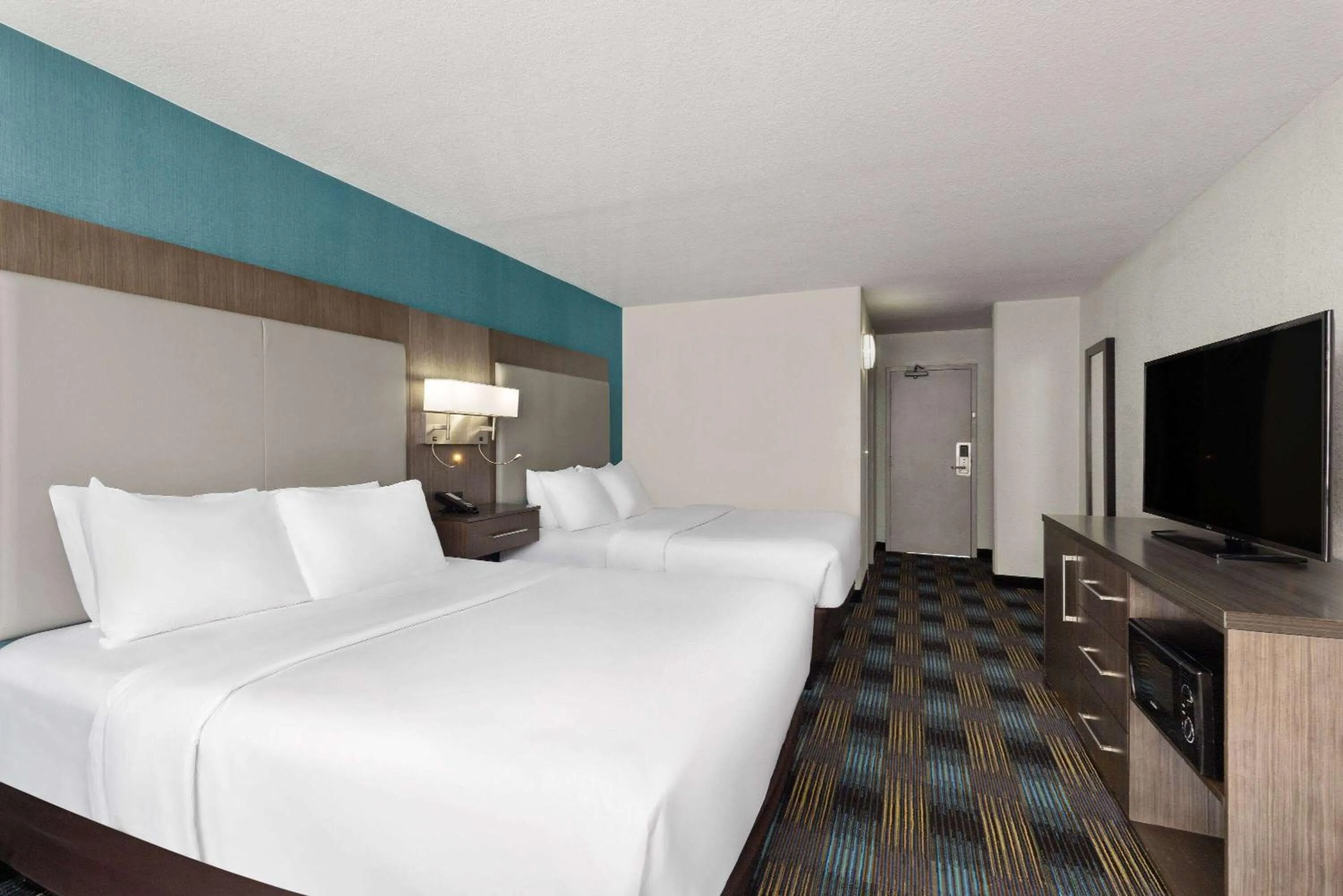 Photo of the whole room, Bed in Wingate by Wyndham Kansas City