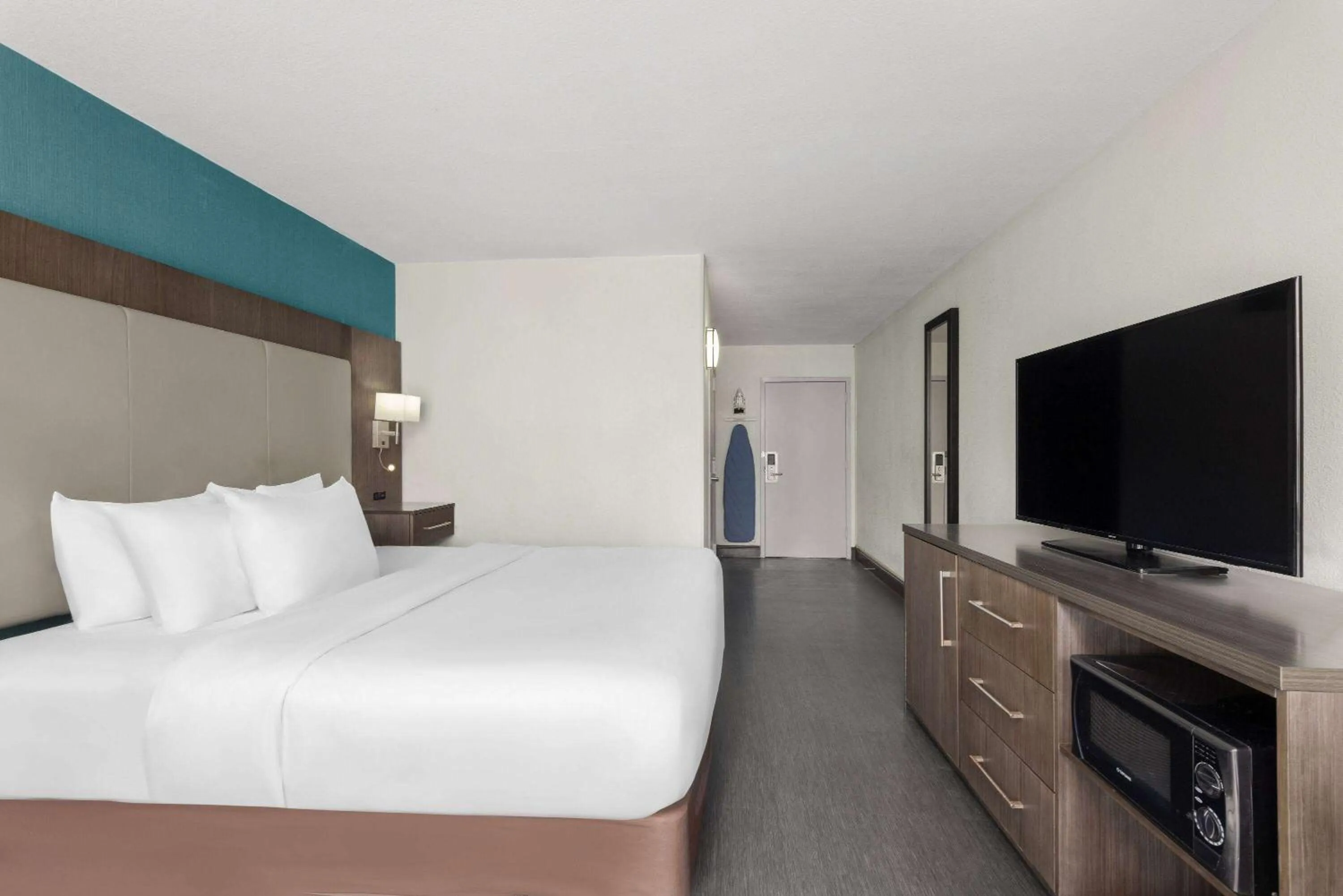 Photo of the whole room, Bed in Wingate by Wyndham Kansas City