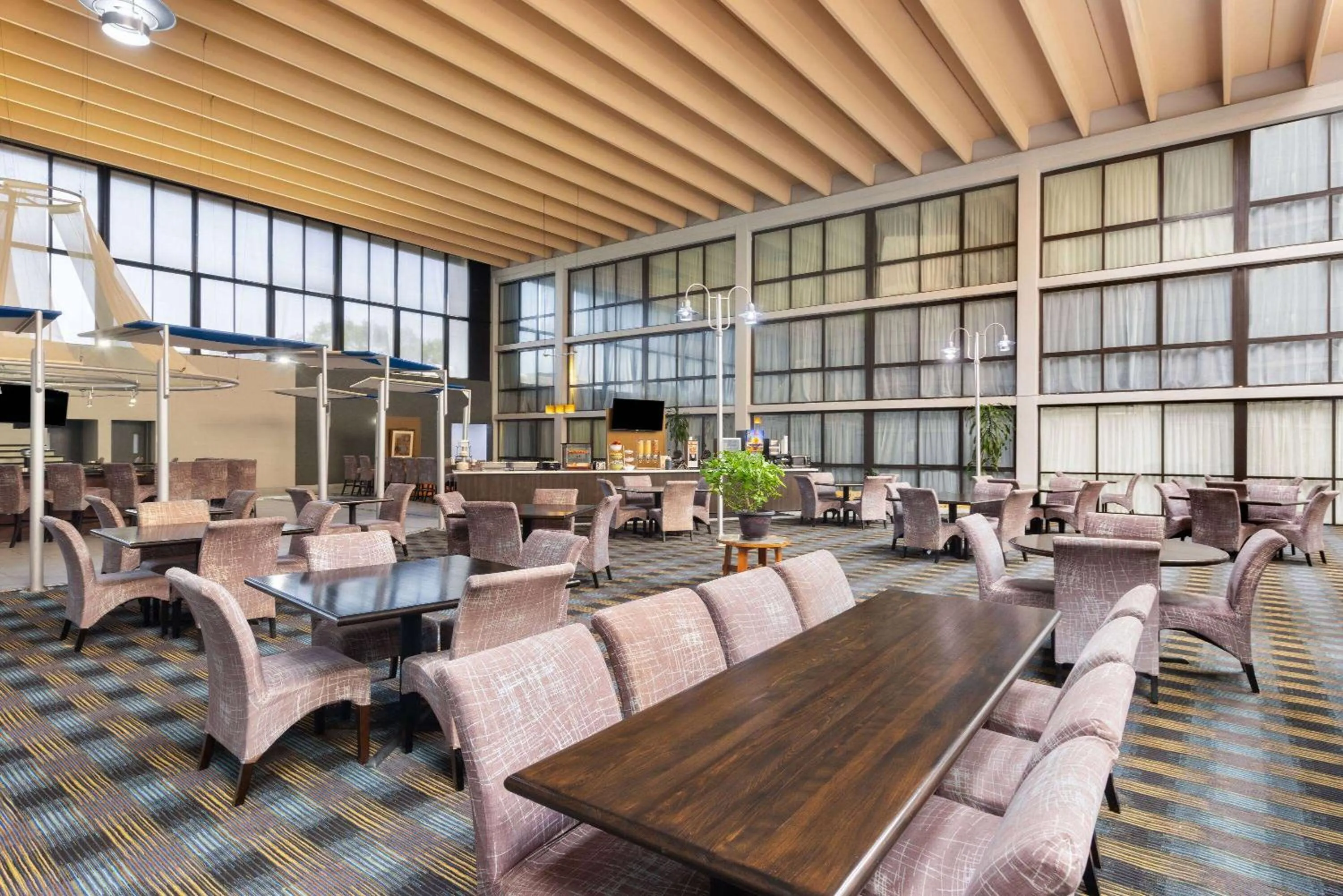 Breakfast in Wingate by Wyndham Kansas City