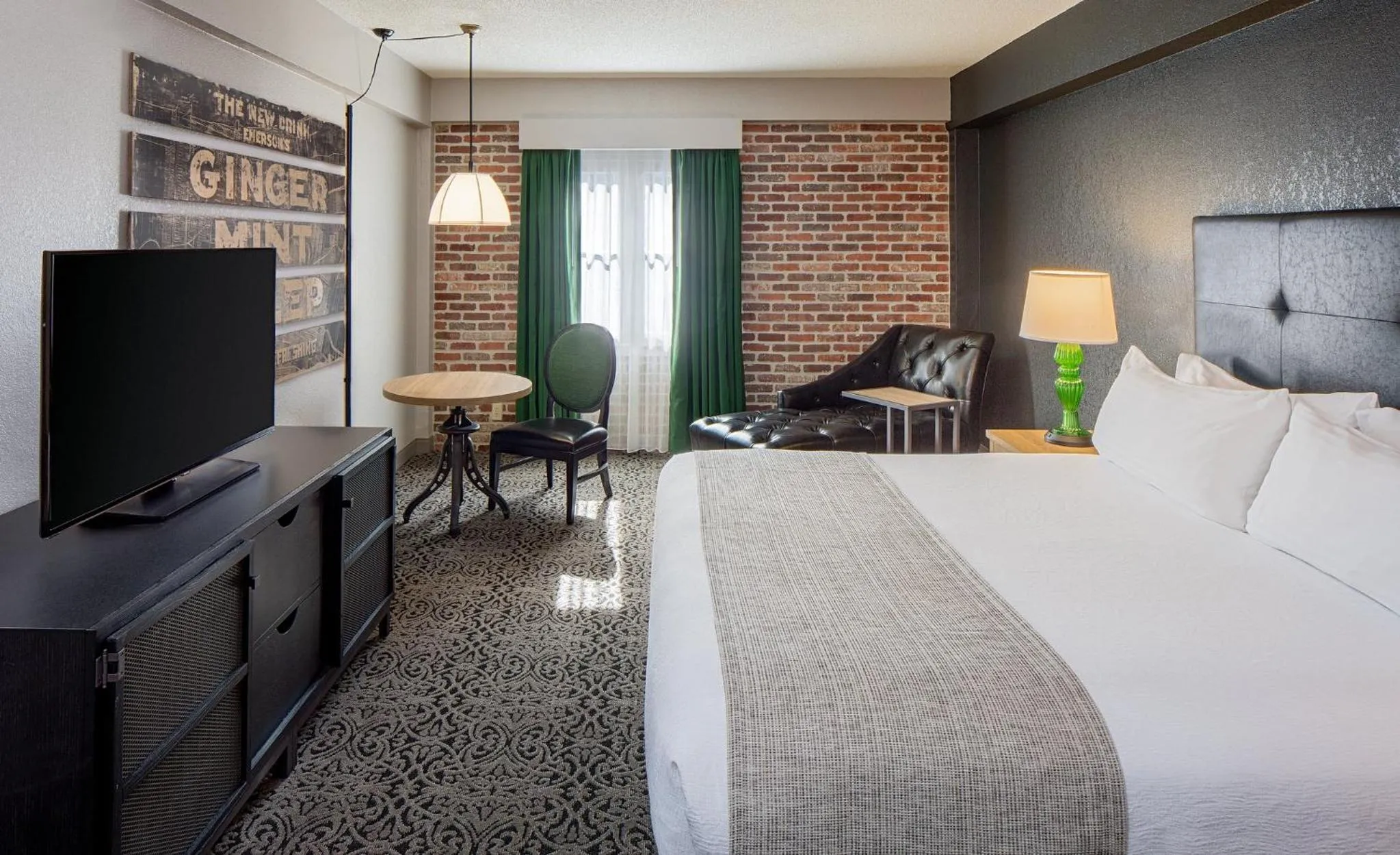 Photo of the whole room, Bed in Holiday Inn Hotel French Quarter-Chateau Lemoyne by IHG
