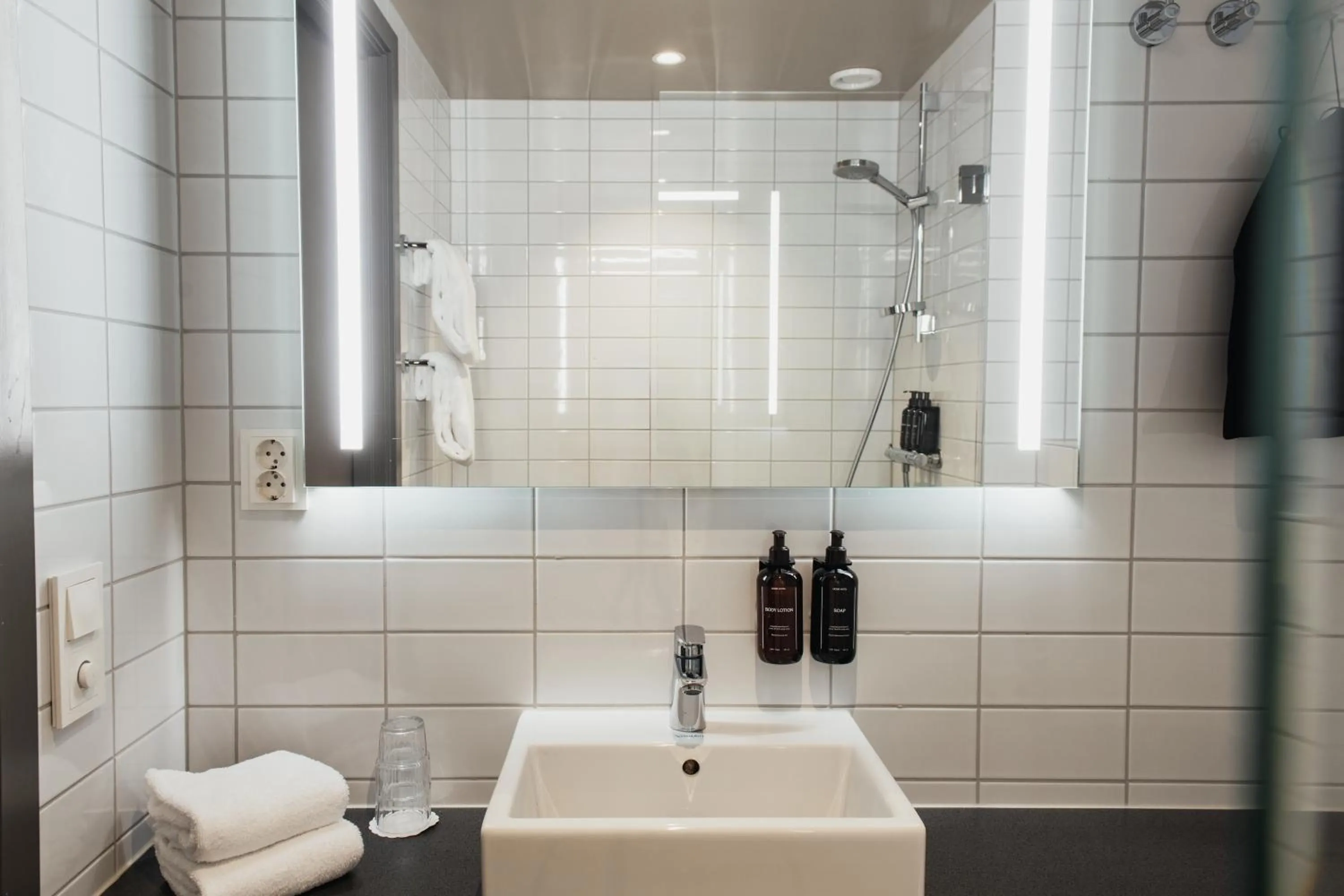 Shower in Home Hotel Fregatten