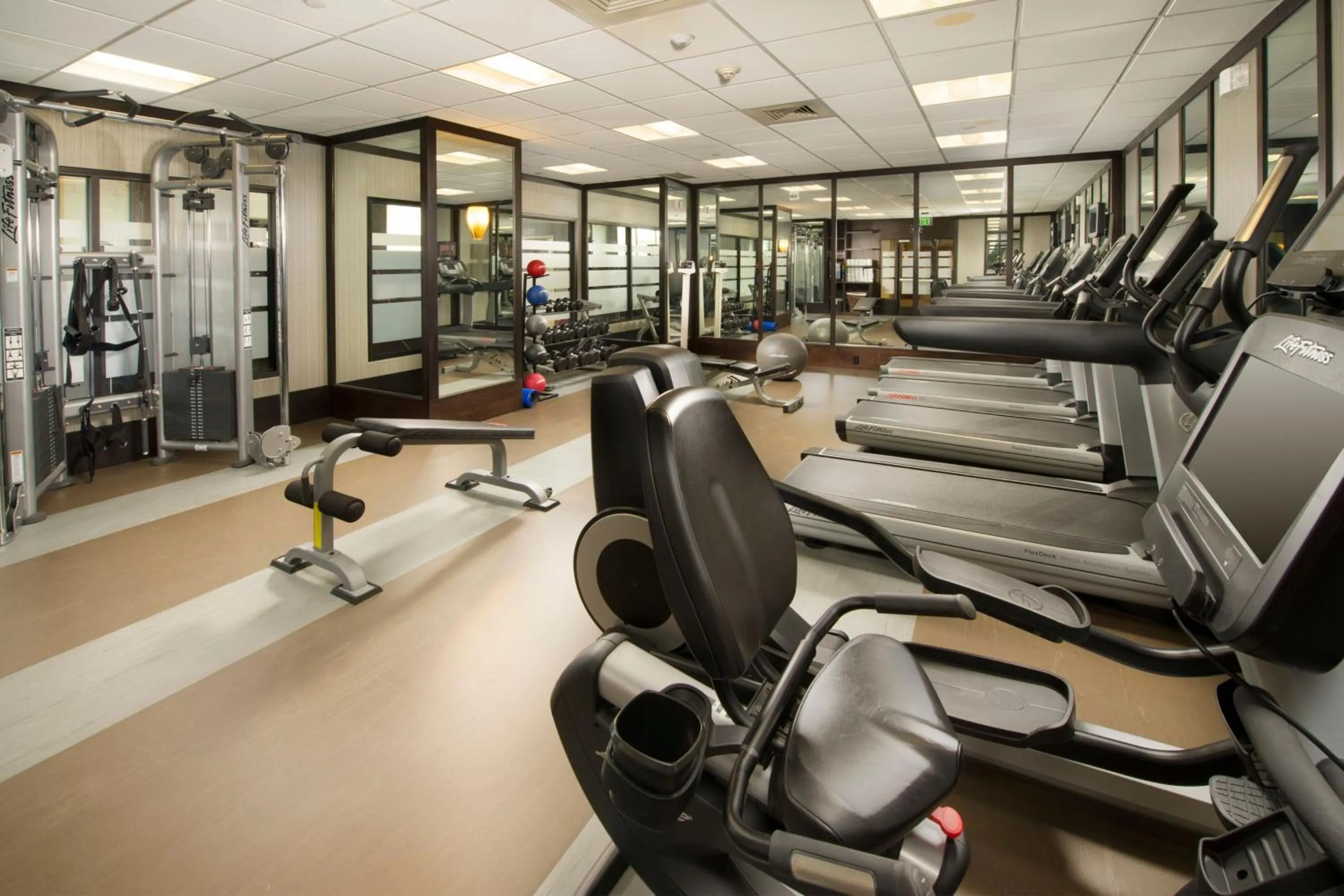 Fitness centre/facilities in Skybridge Seattle Airport Hotel