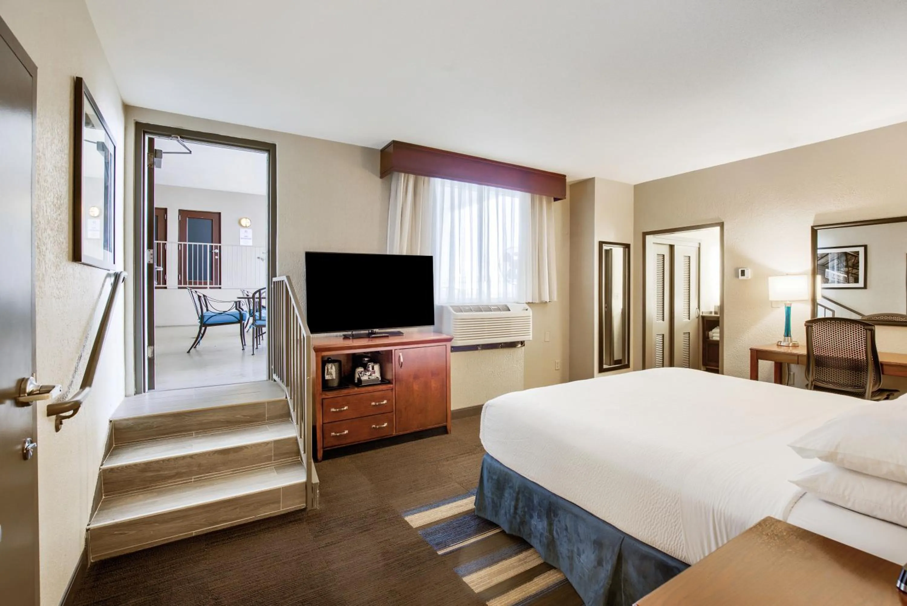 Property building, Bed in Wyndham New Orleans French Quarter