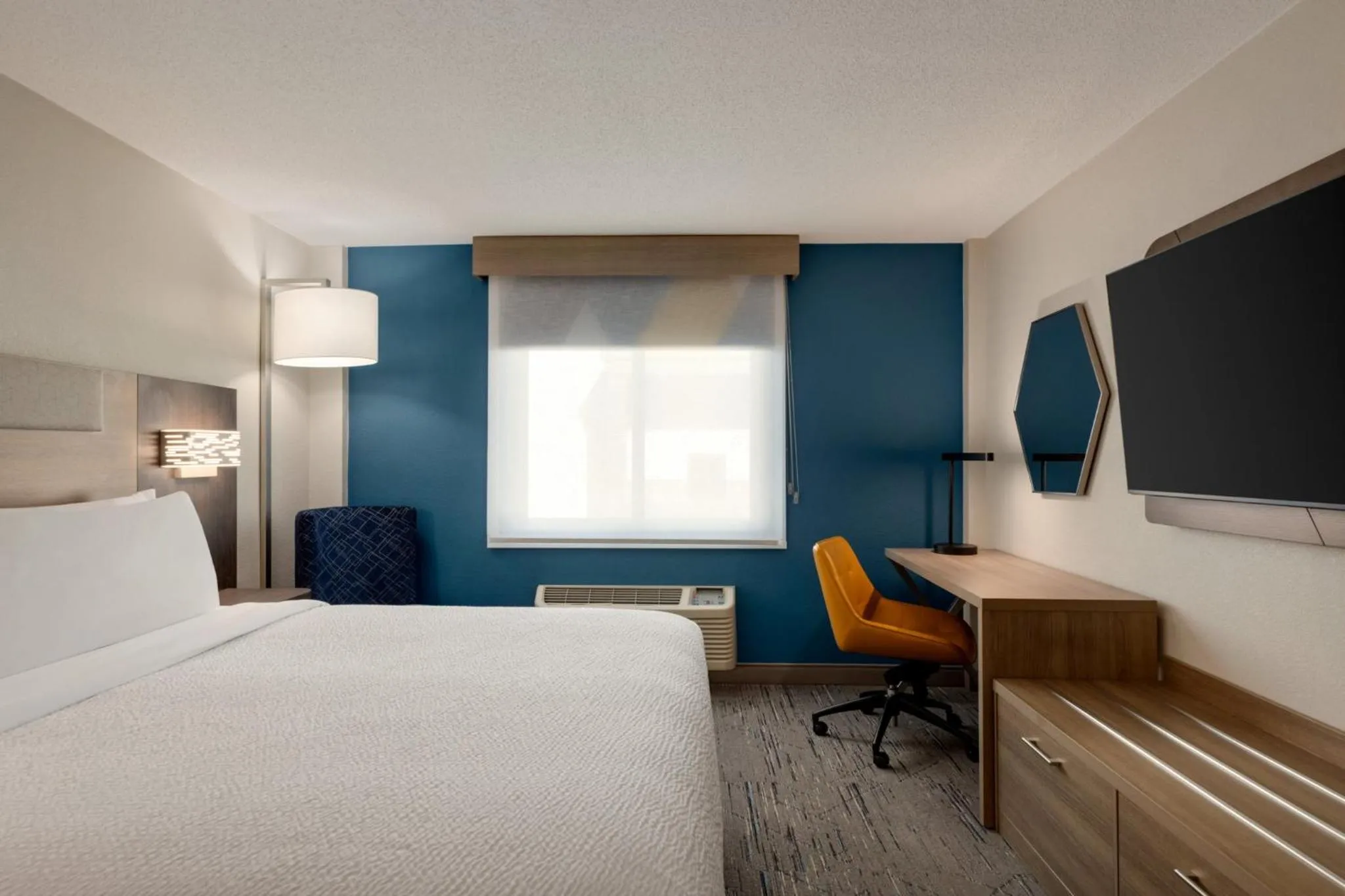 Photo of the whole room, Bed in Holiday Inn Express Baltimore at the Stadiums by IHG