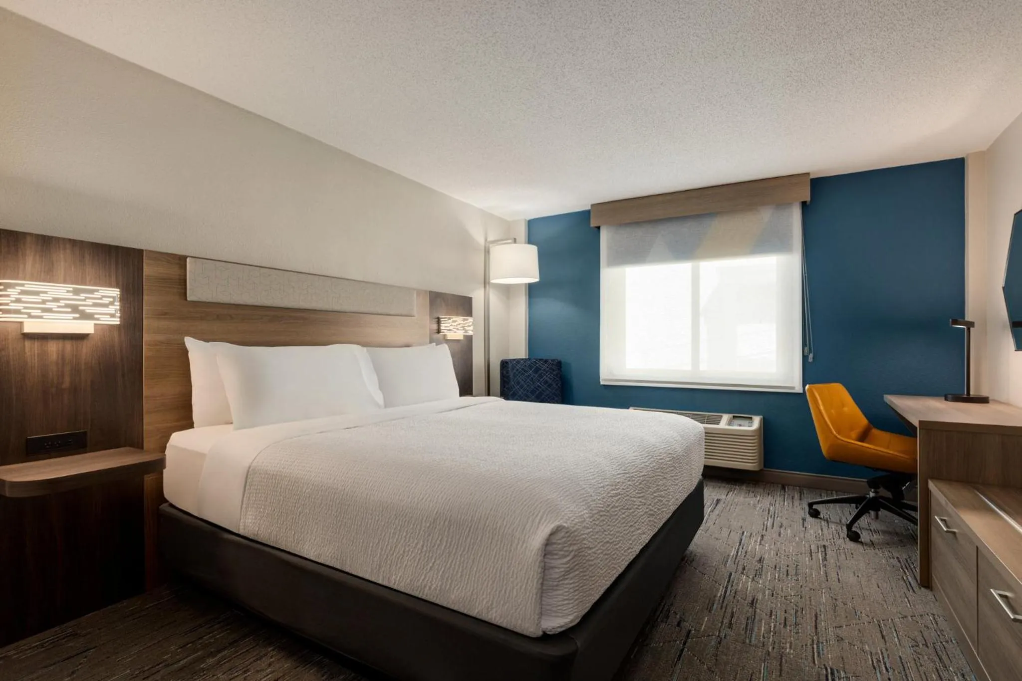 Photo of the whole room, Bed in Holiday Inn Express Baltimore at the Stadiums by IHG