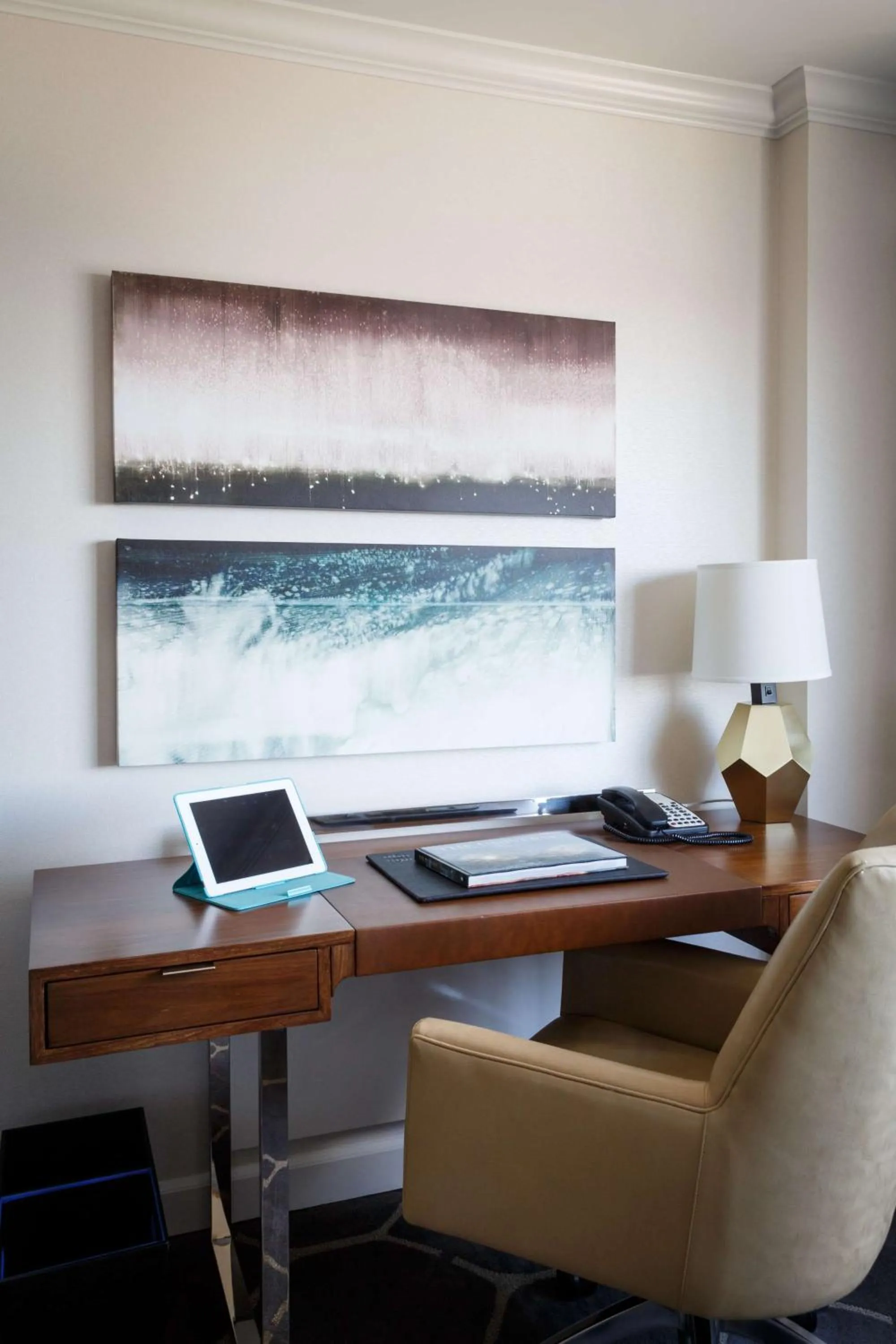 Photo of the whole room in The Royal Sonesta Houston Galleria