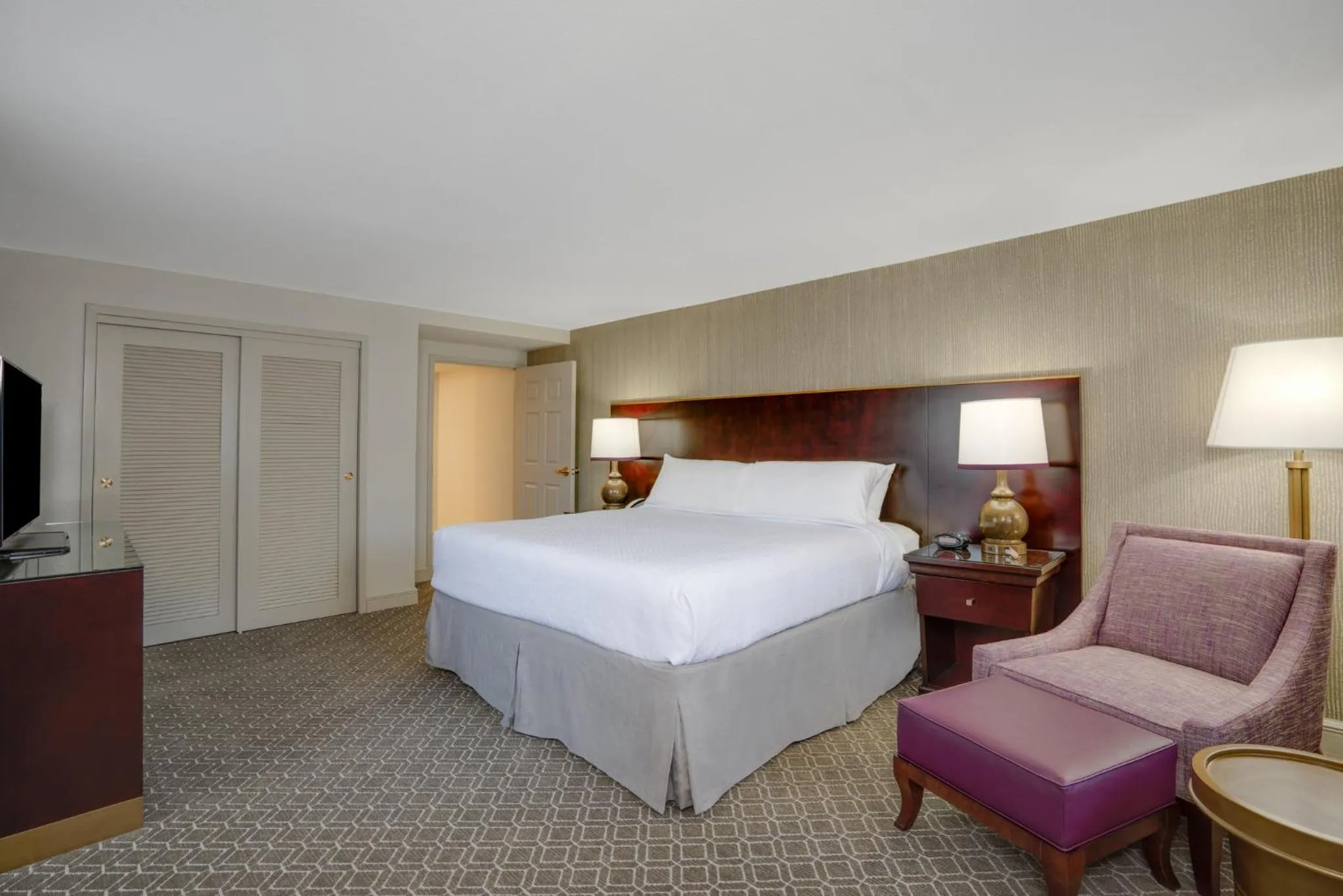 Photo of the whole room, Bed in Crowne Plaza New Orleans French Qtr - Astor by IHG