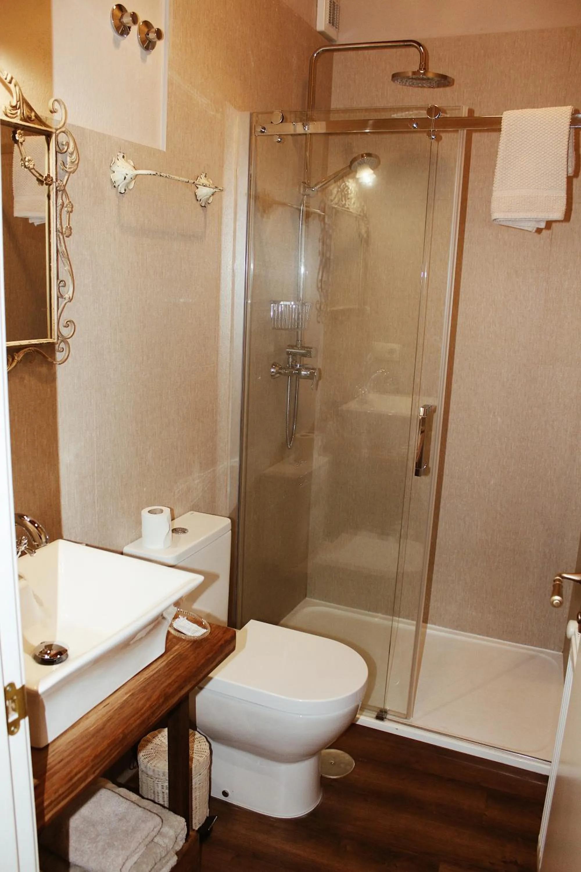 Shower in Eco Hotel Nos