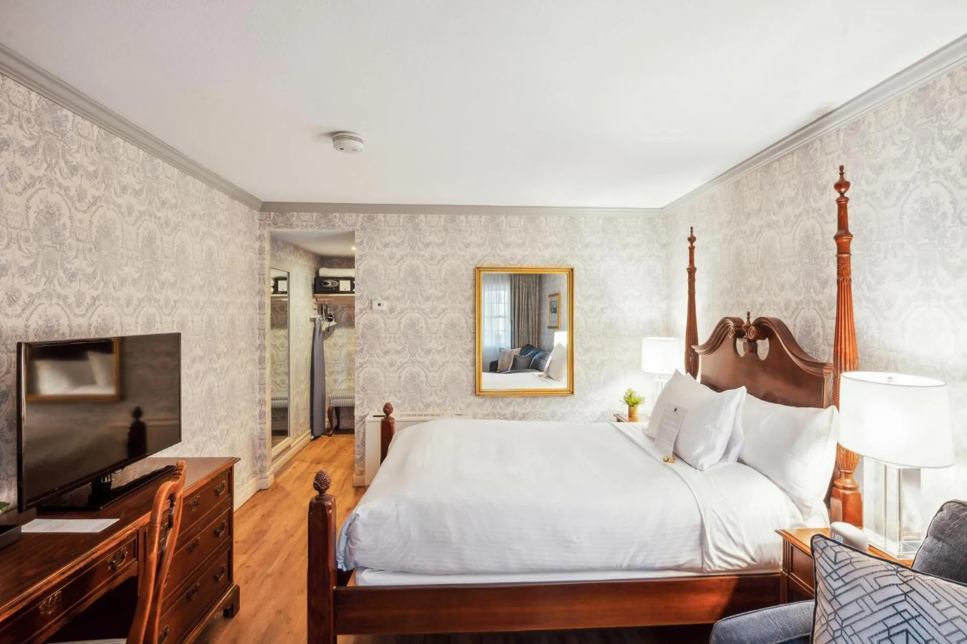 Bedroom, Bed in Avon Old Farms Hotel