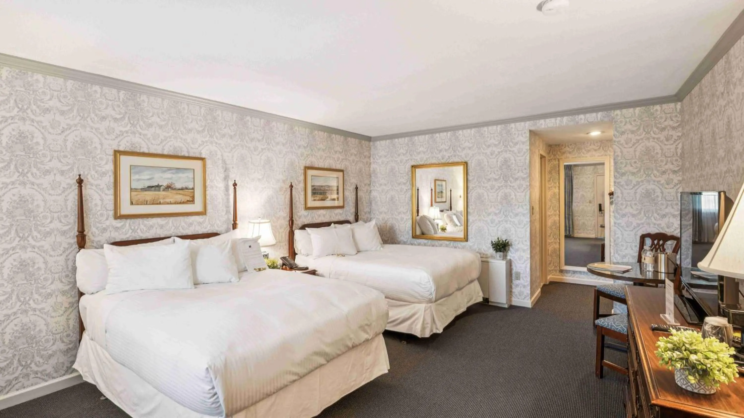 Bedroom, Bed in Avon Old Farms Hotel