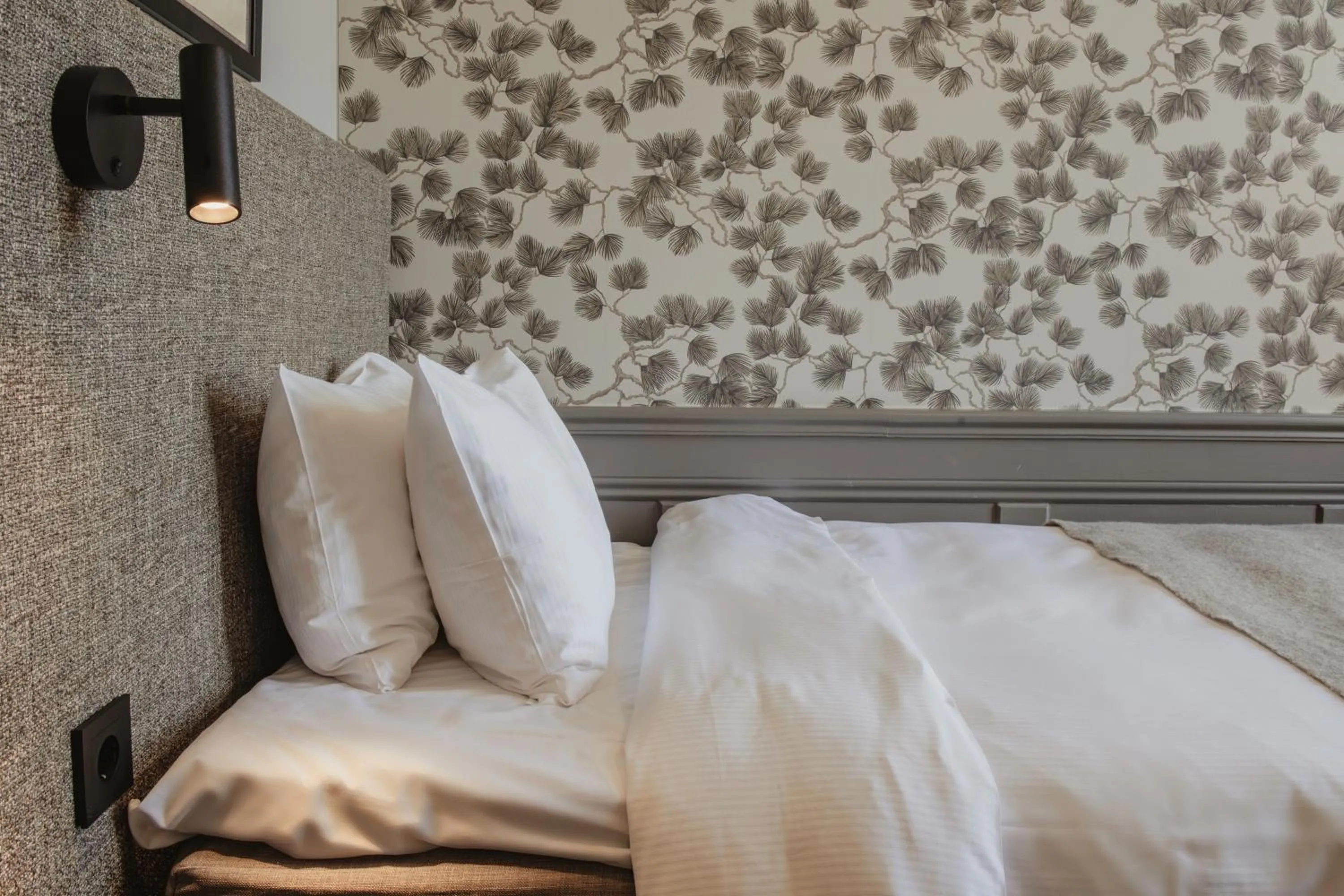 Bedroom, Bed in Home Hotel Post