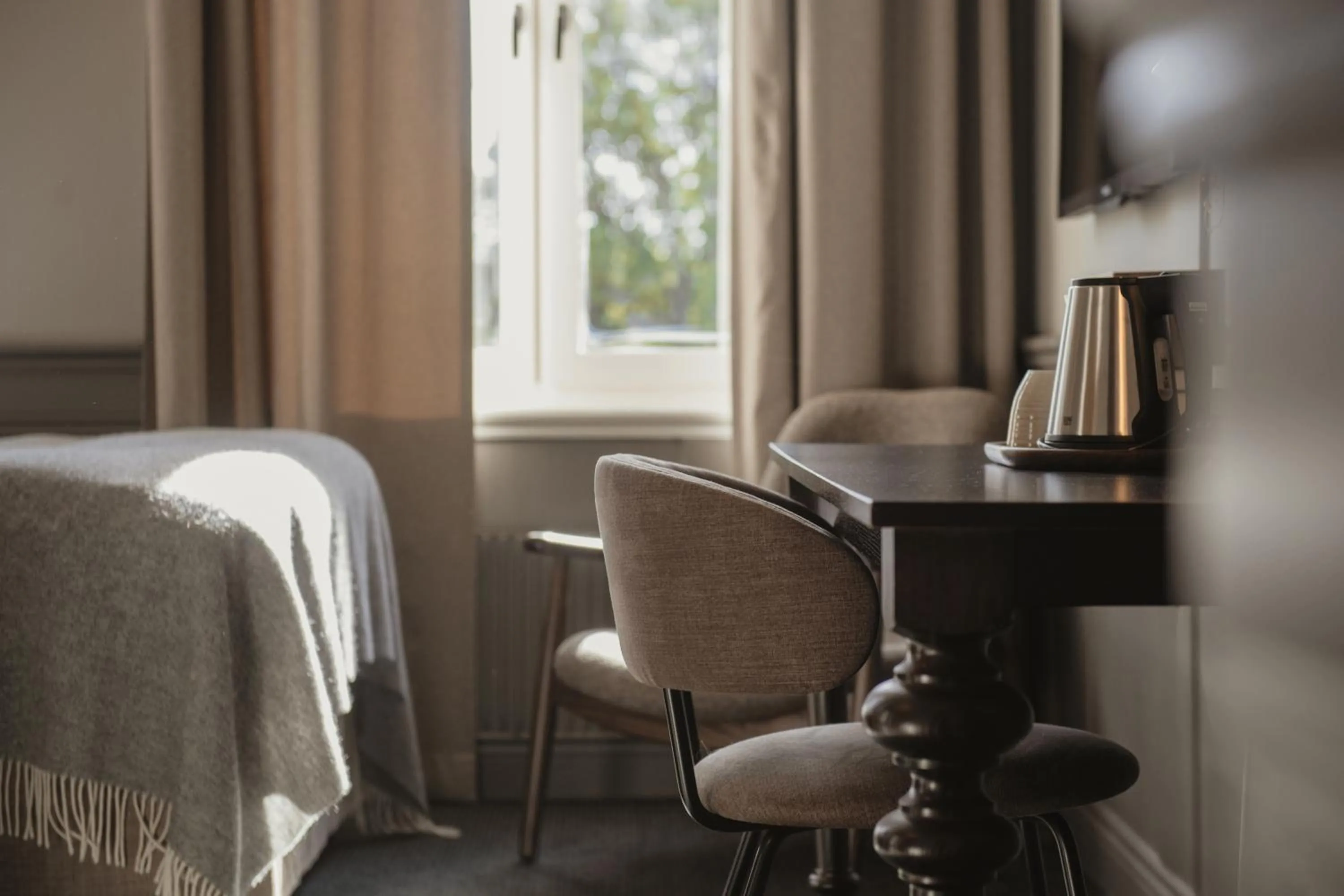 Bedroom, Bed in Home Hotel Post