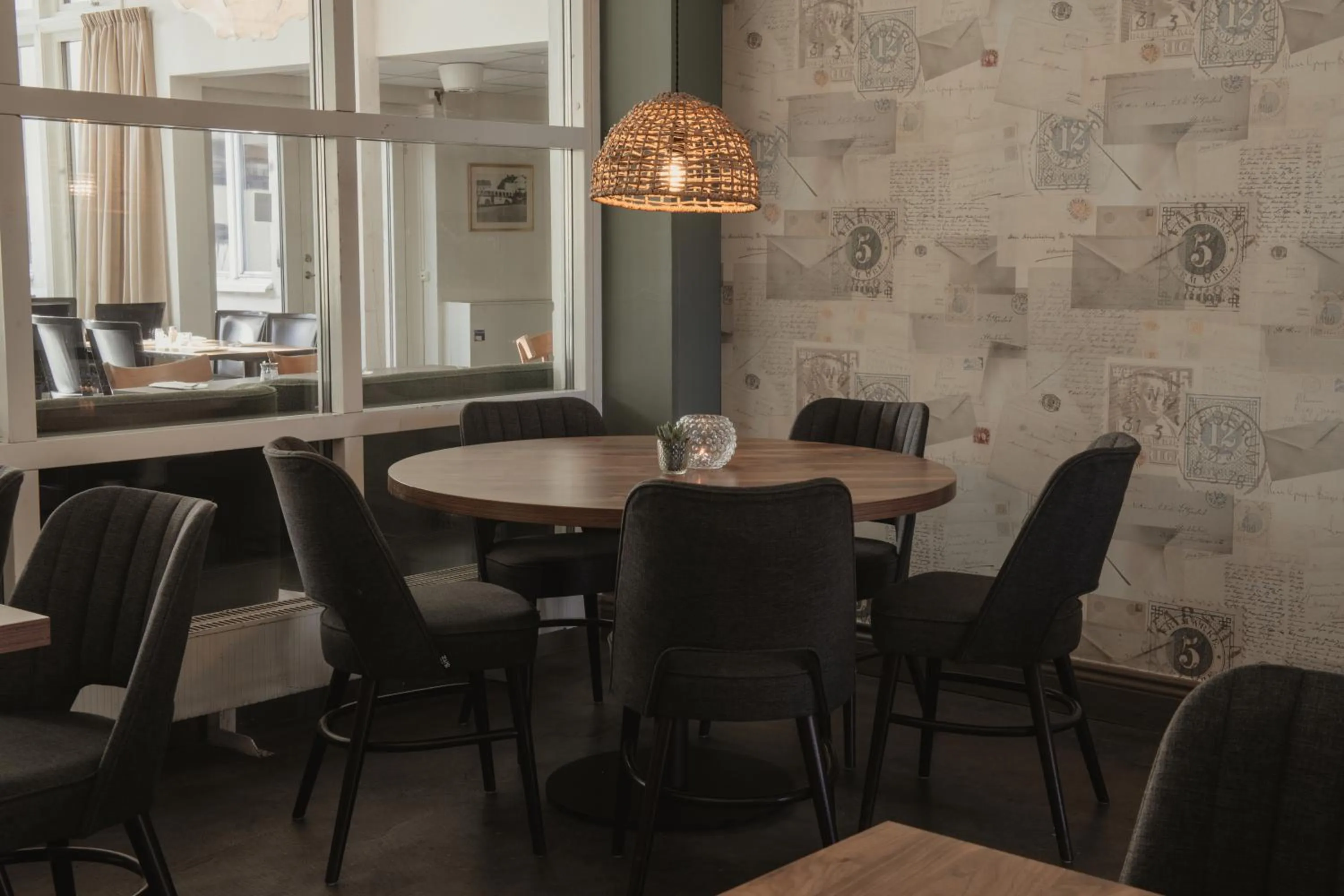 Restaurant/places to eat in Home Hotel Post