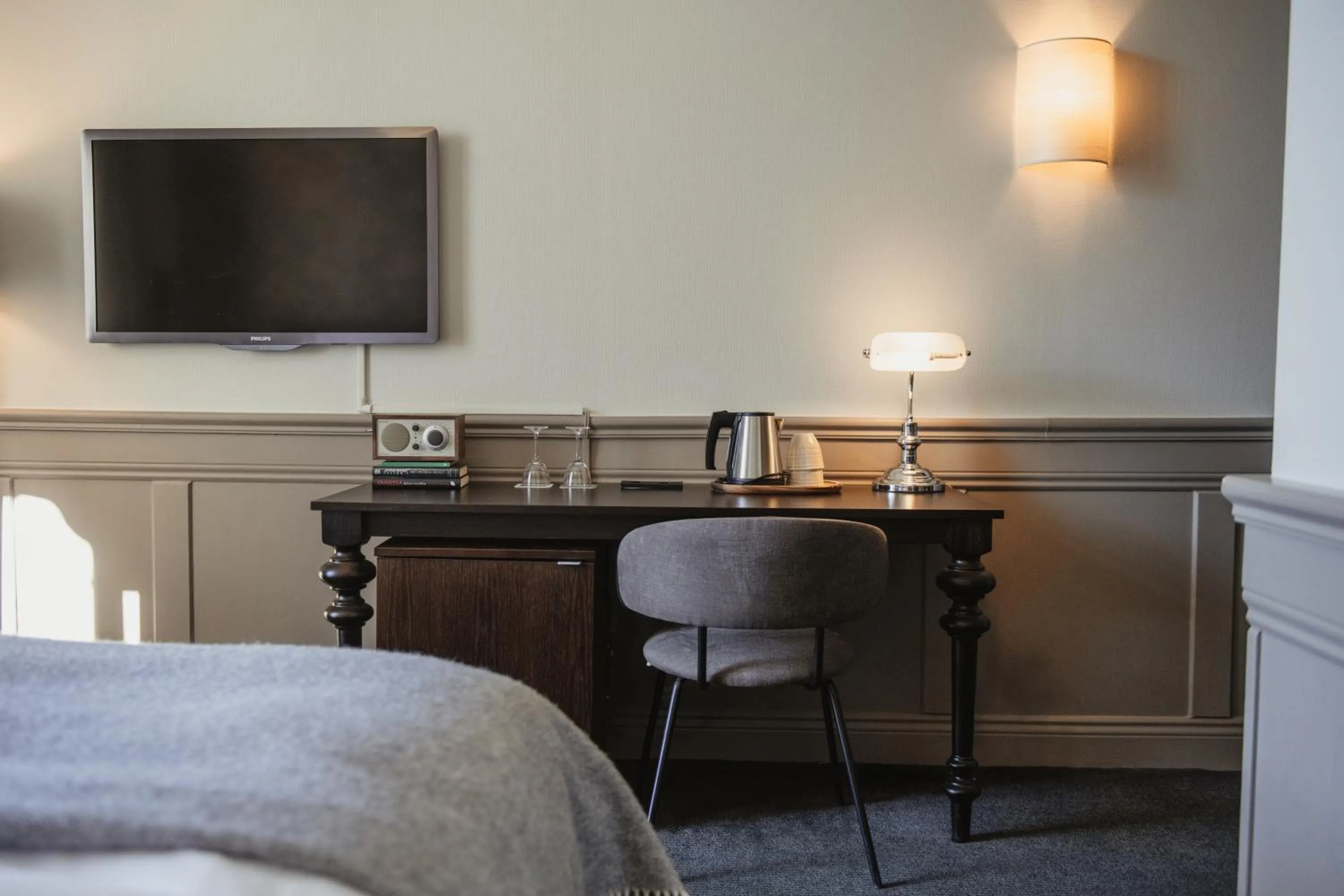 Bedroom, Bed in Home Hotel Post