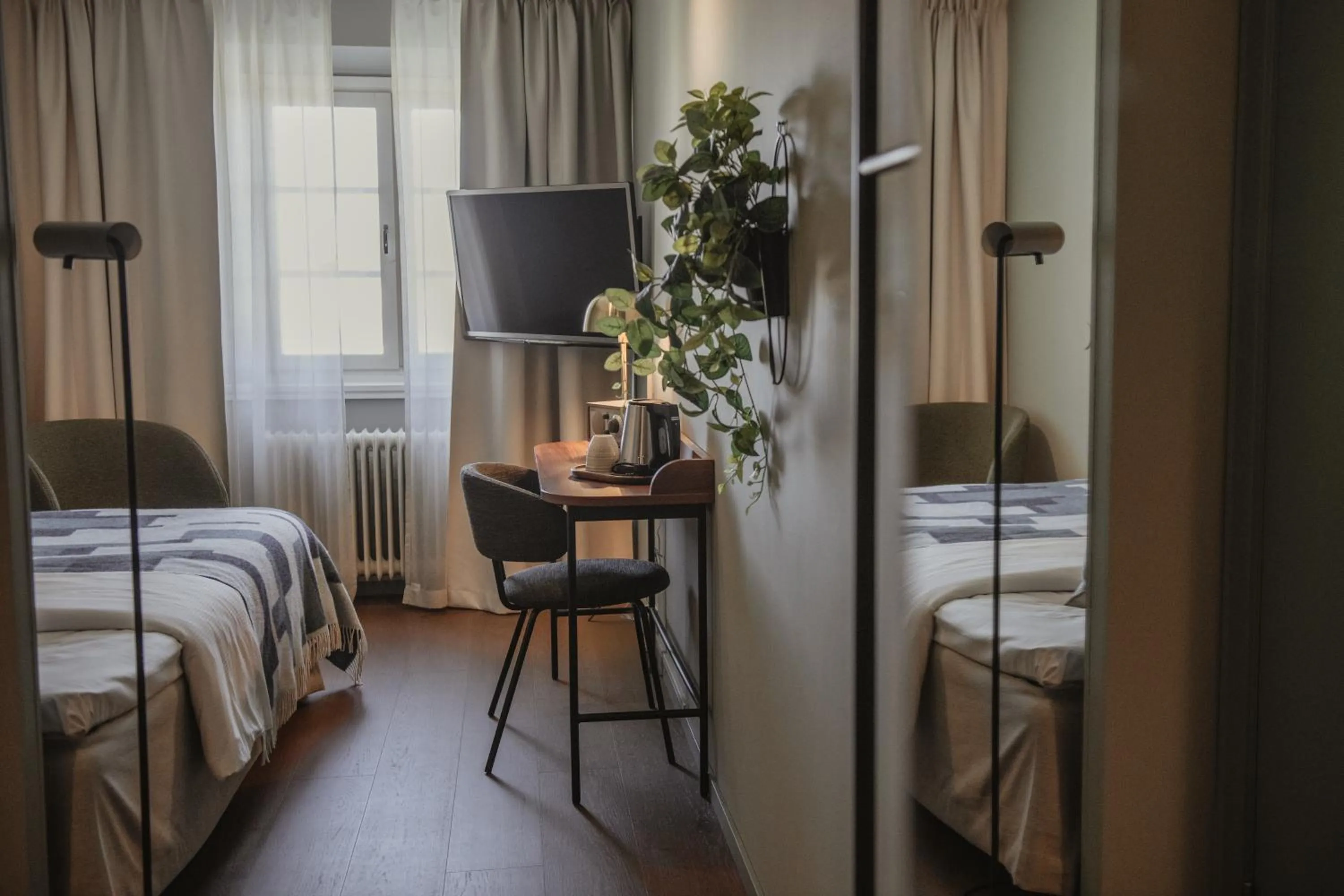 Bedroom, Bed in Home Hotel Post