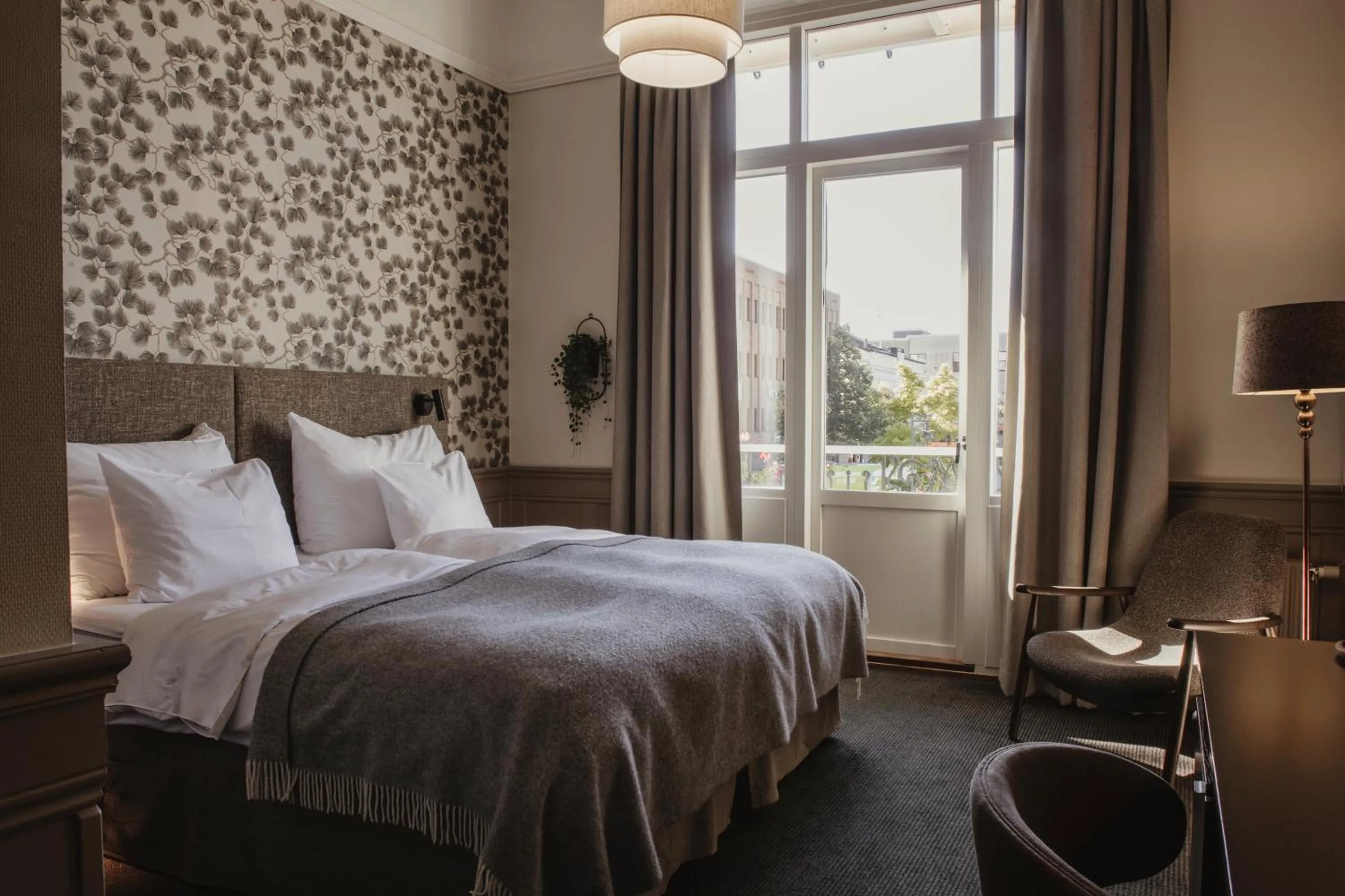 Bedroom, Bed in Home Hotel Post