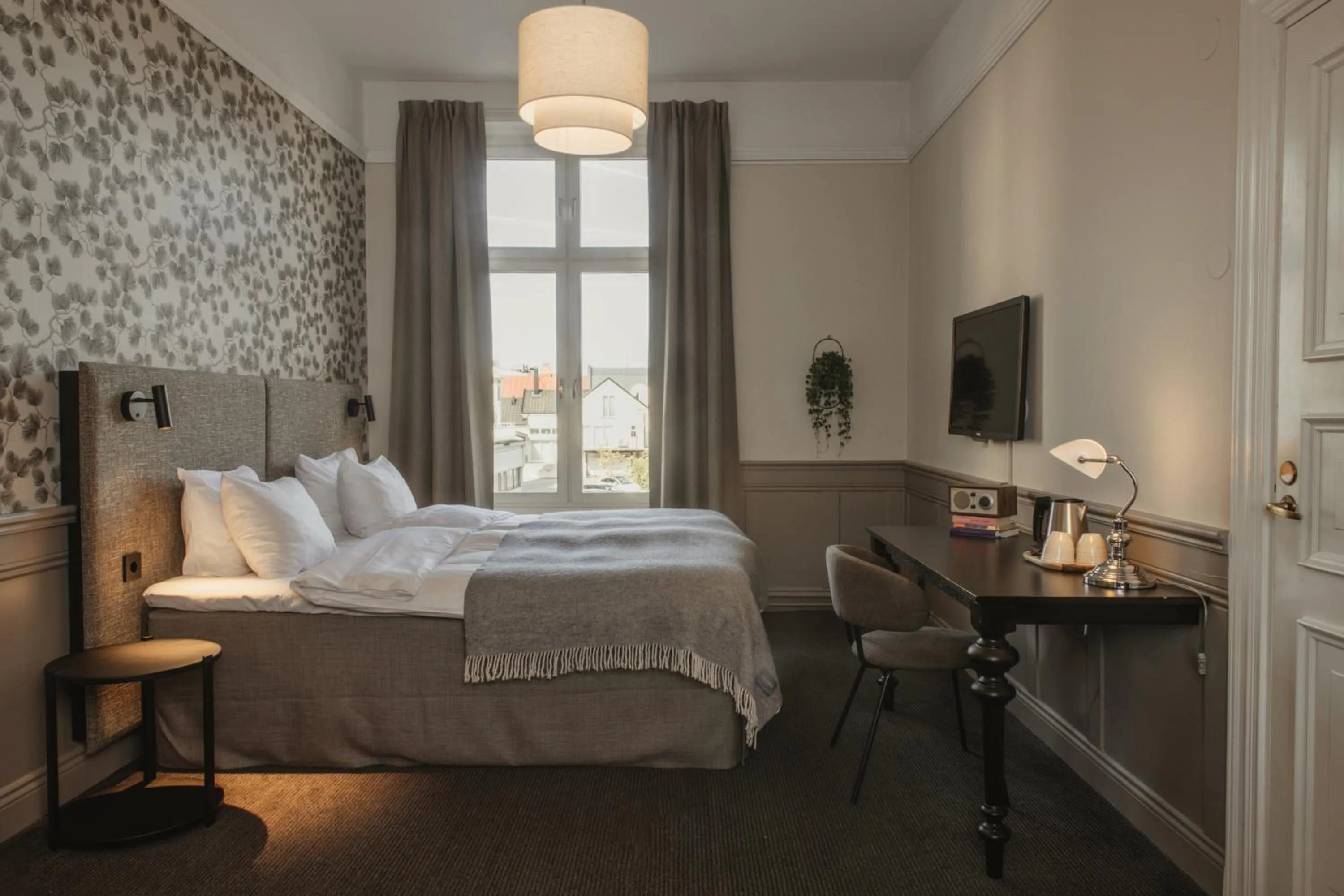 Bedroom, Bed in Home Hotel Post