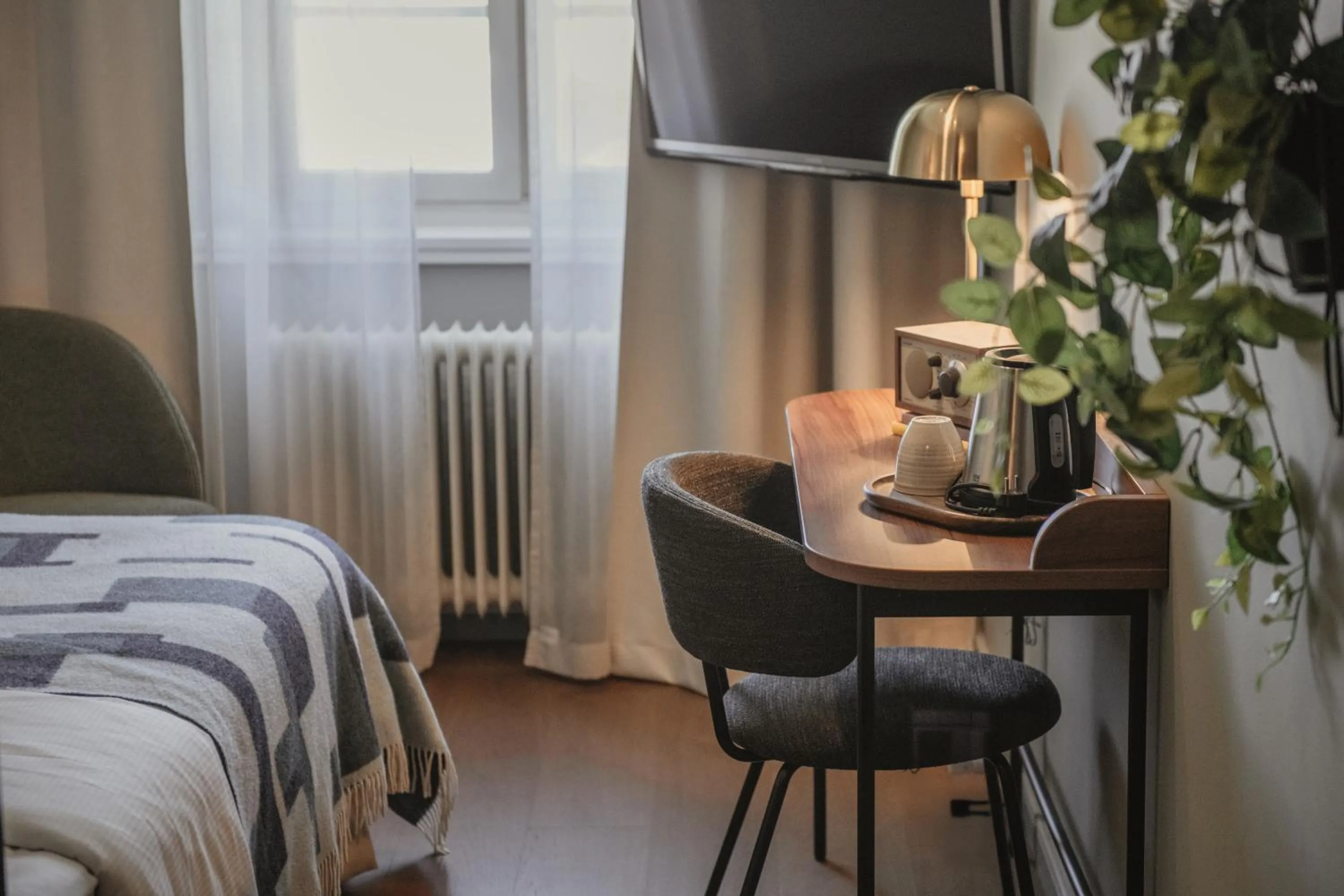 Bedroom, Bed in Home Hotel Post