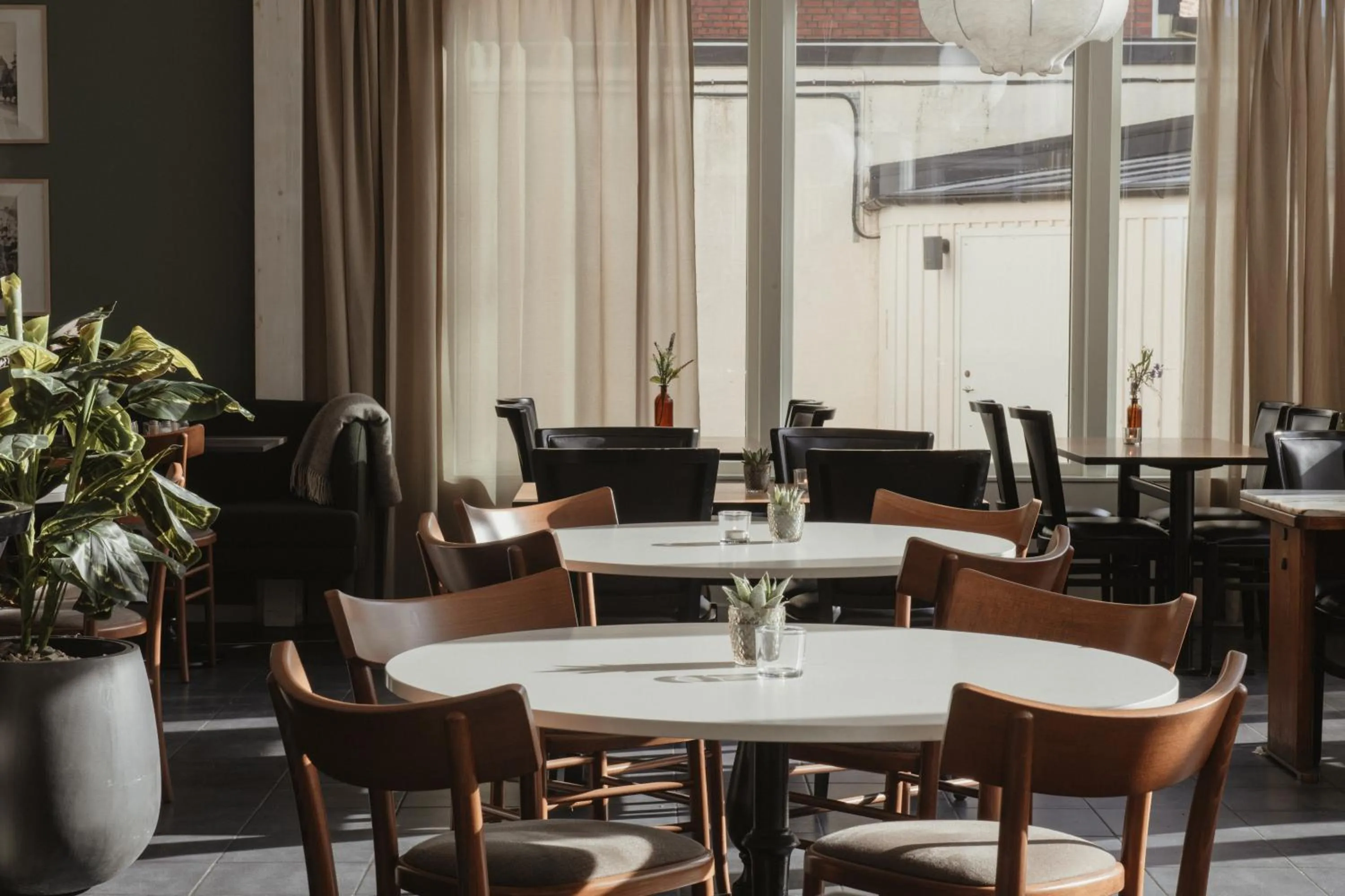 Restaurant/places to eat in Home Hotel Post