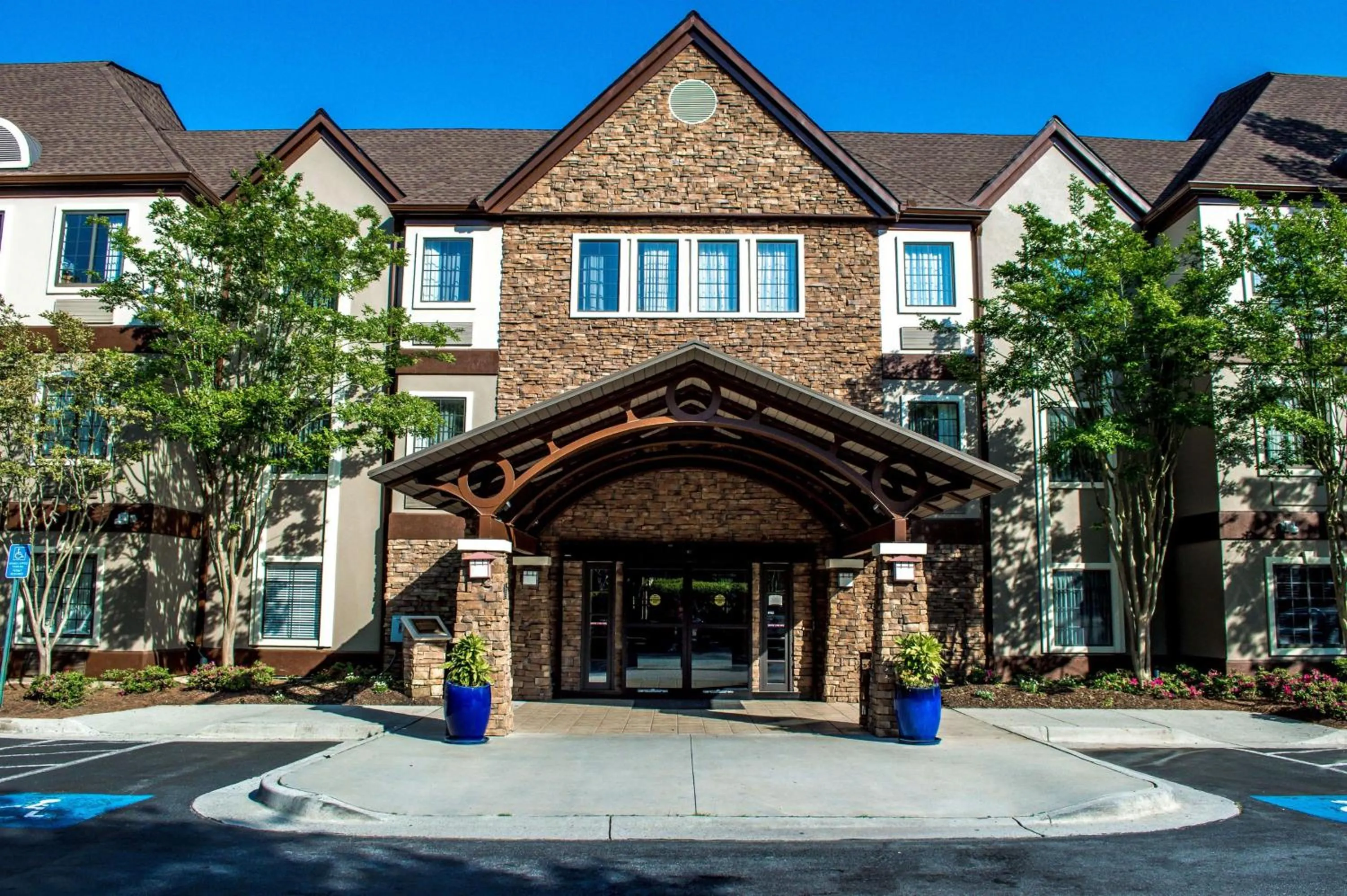 Property building in Sonesta ES Suites Atlanta Alpharetta Avalon