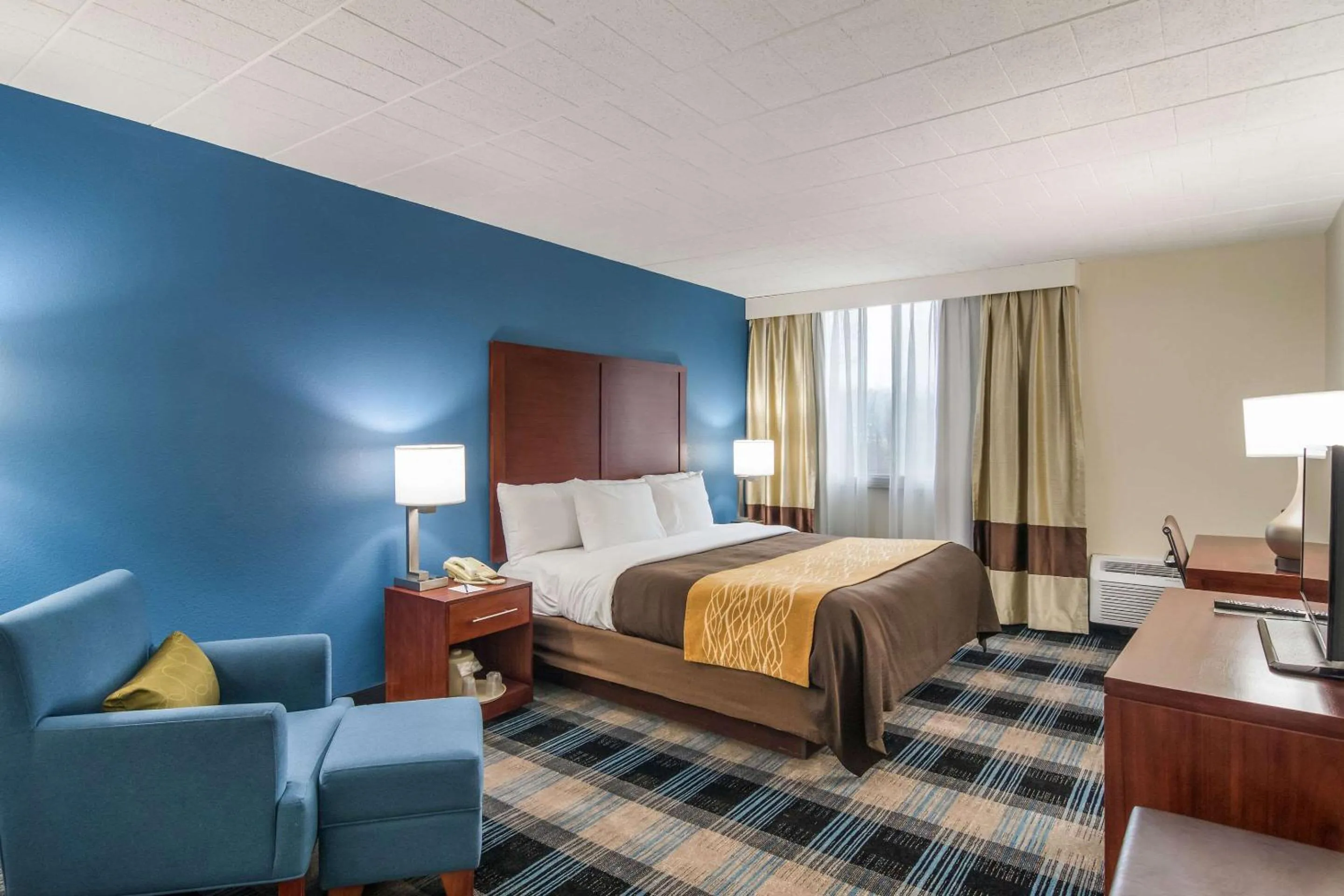 Photo of the whole room, Bed in Comfort Inn & Suites Pittsburgh Fox Chapel