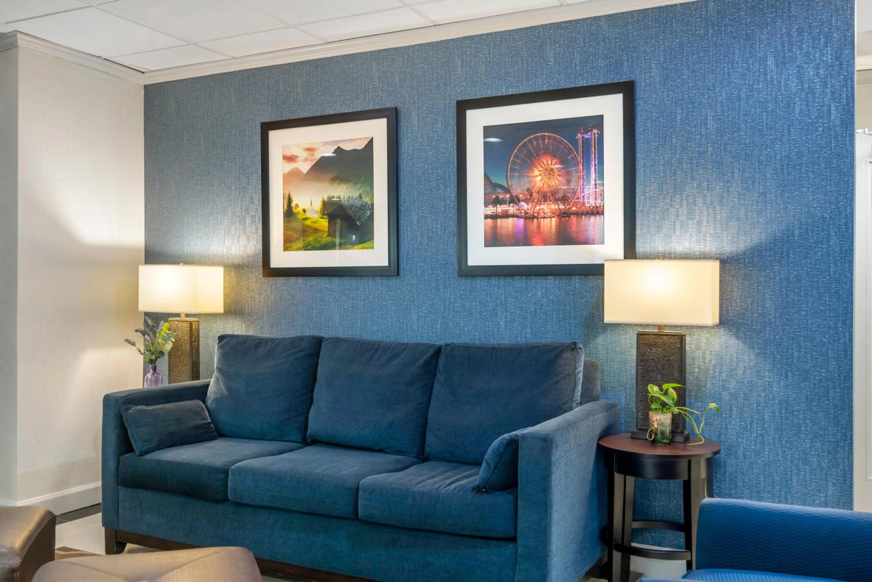 Seating area in Comfort Inn Alpharetta-Atlanta North