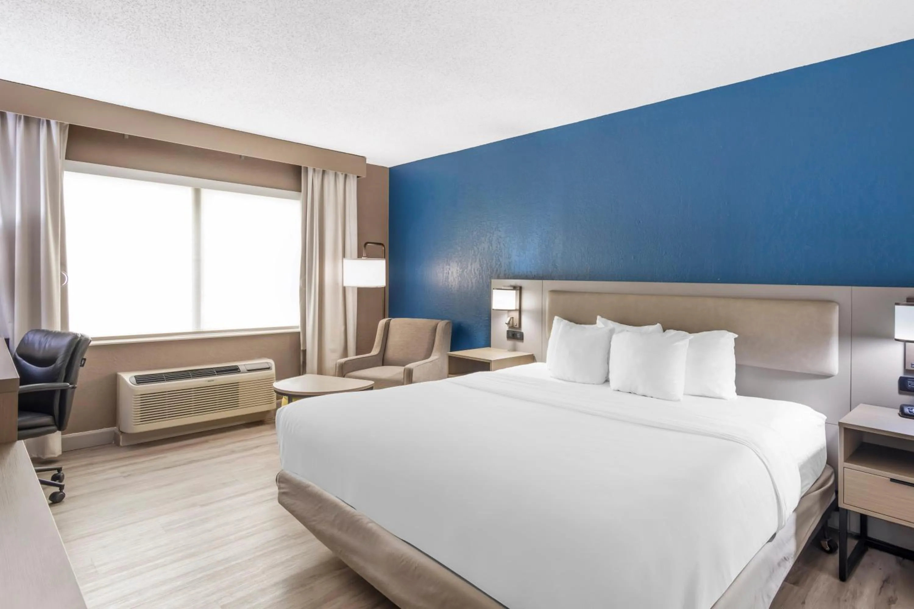 Bedroom, Bed in Comfort Inn Alpharetta-Atlanta North