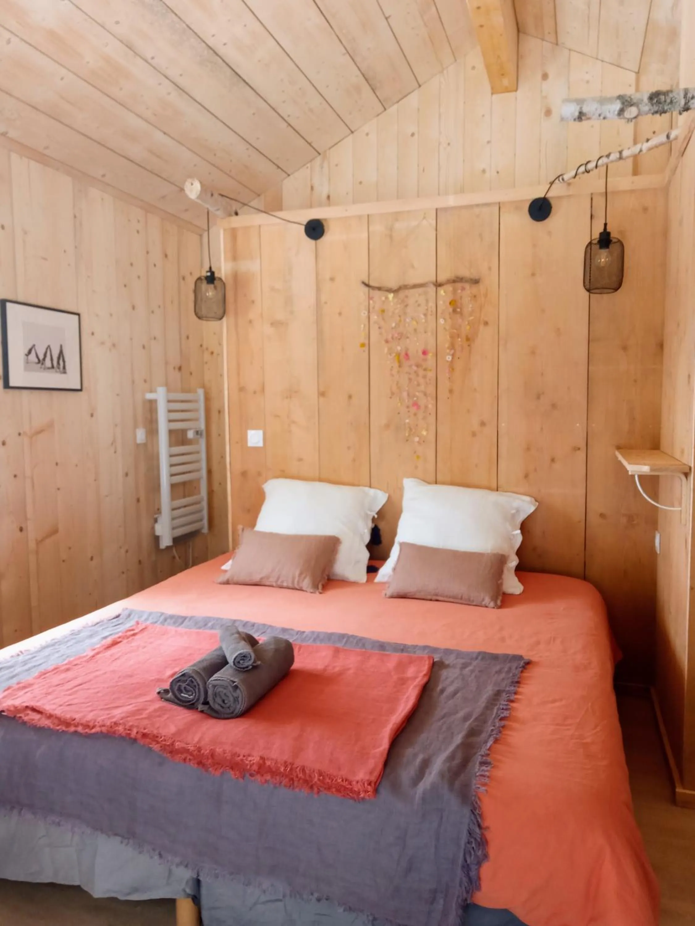 Bed in Le Chalet Du Blanc Spa yoga