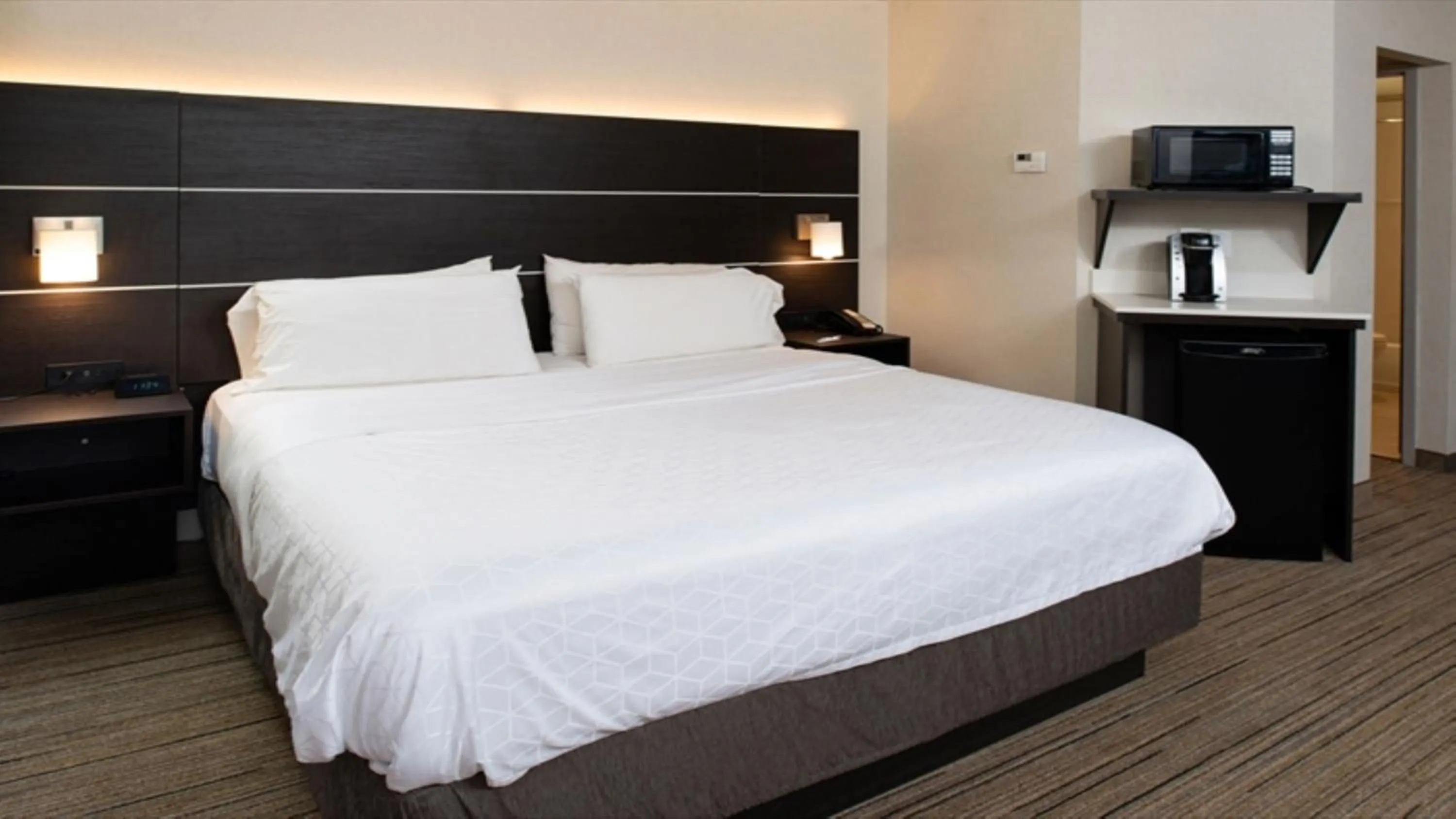 Photo of the whole room, Bed in Holiday Inn Express Cincinnati West by IHG