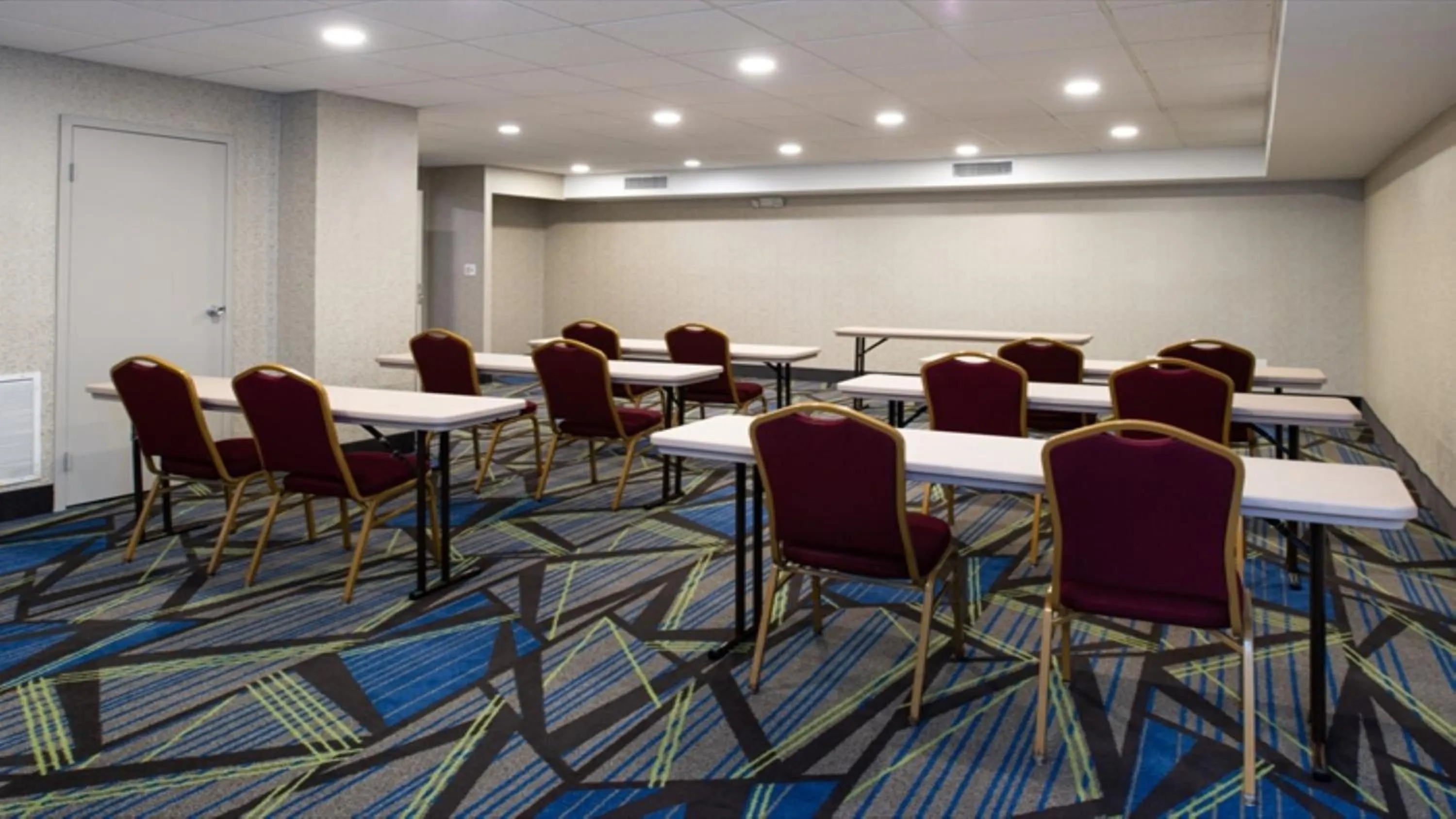 Meeting/conference room in Holiday Inn Express Cincinnati West by IHG