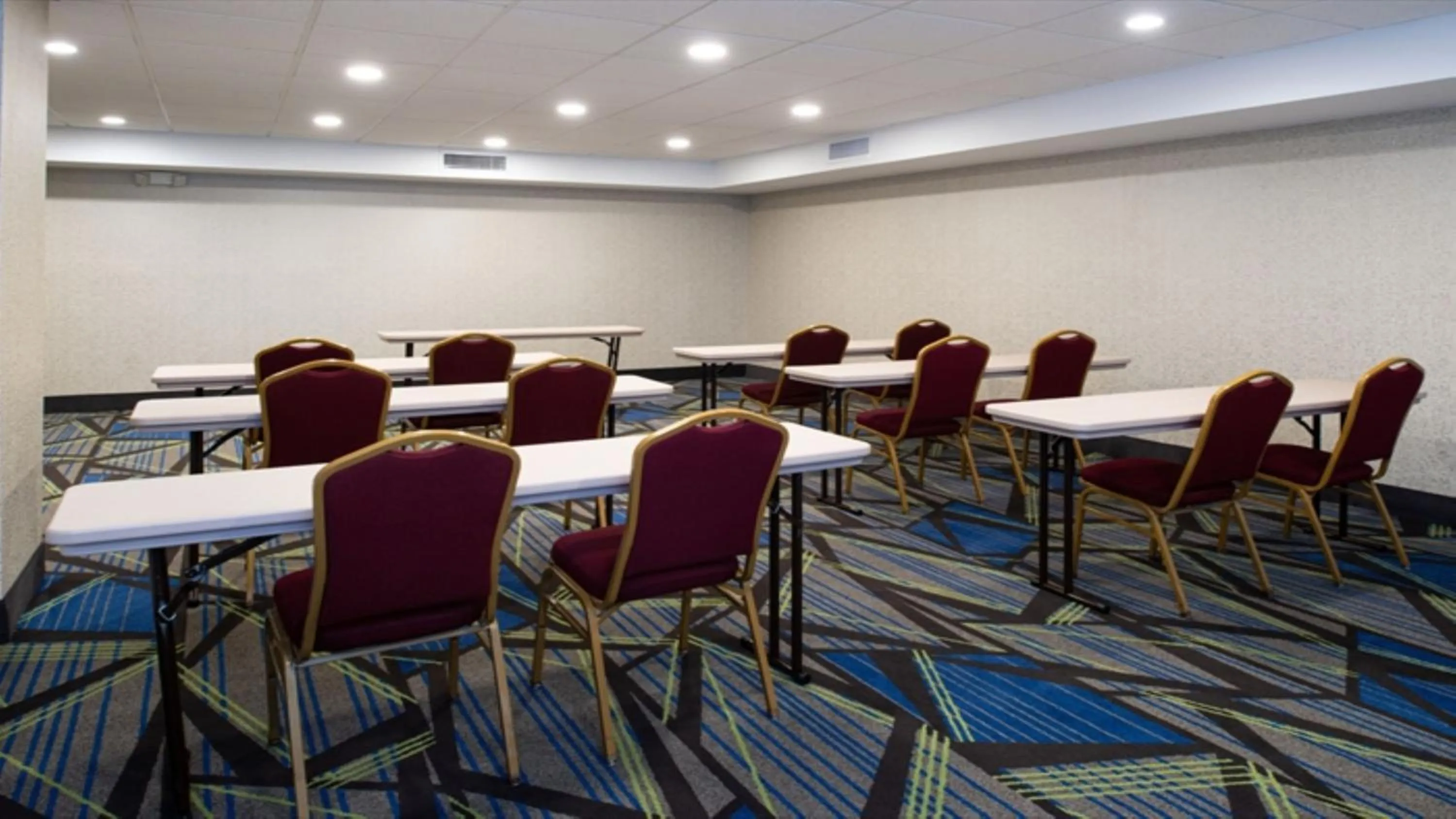 Meeting/conference room in Holiday Inn Express Cincinnati West by IHG