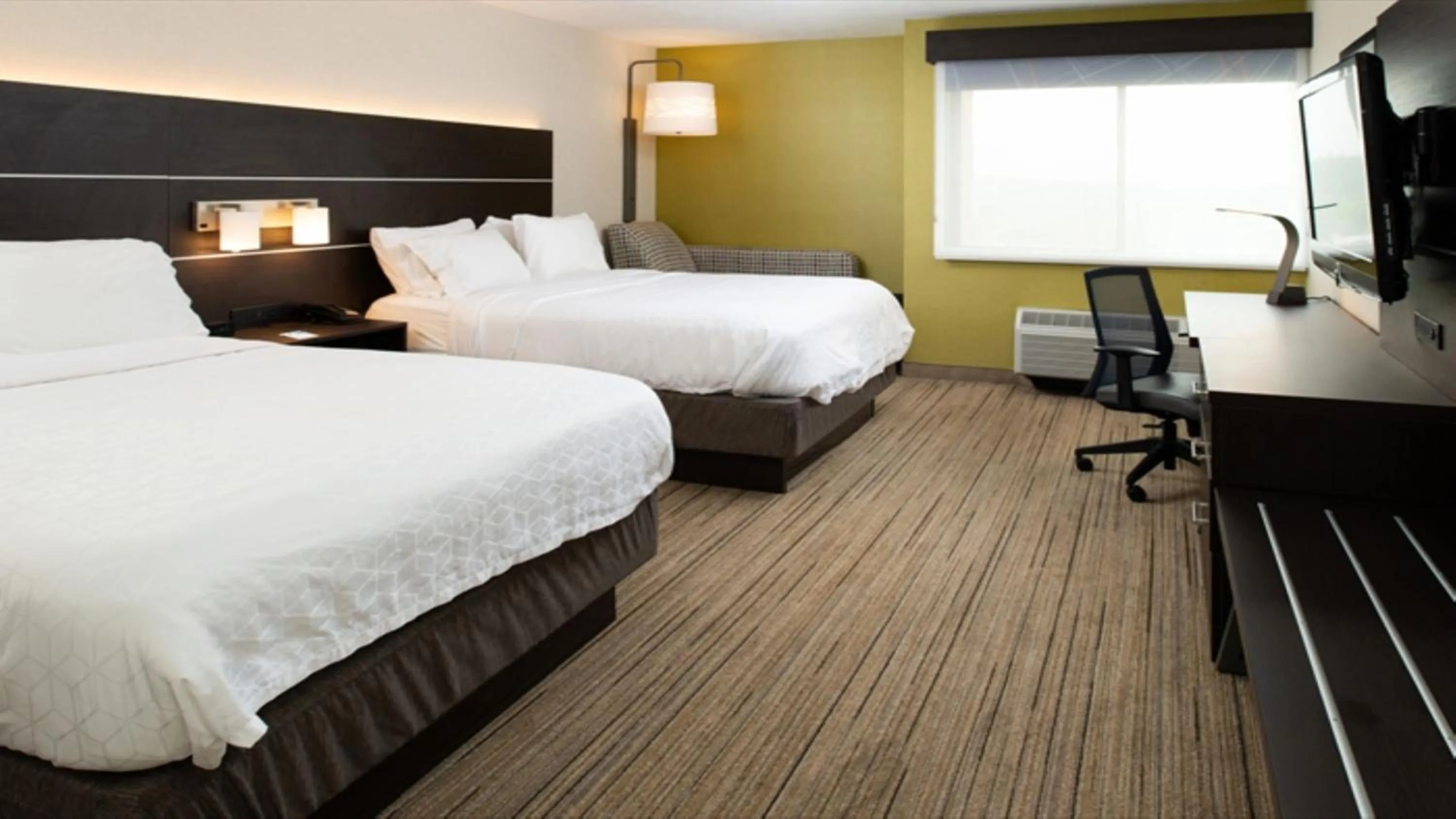 Photo of the whole room, Bed in Holiday Inn Express Cincinnati West by IHG