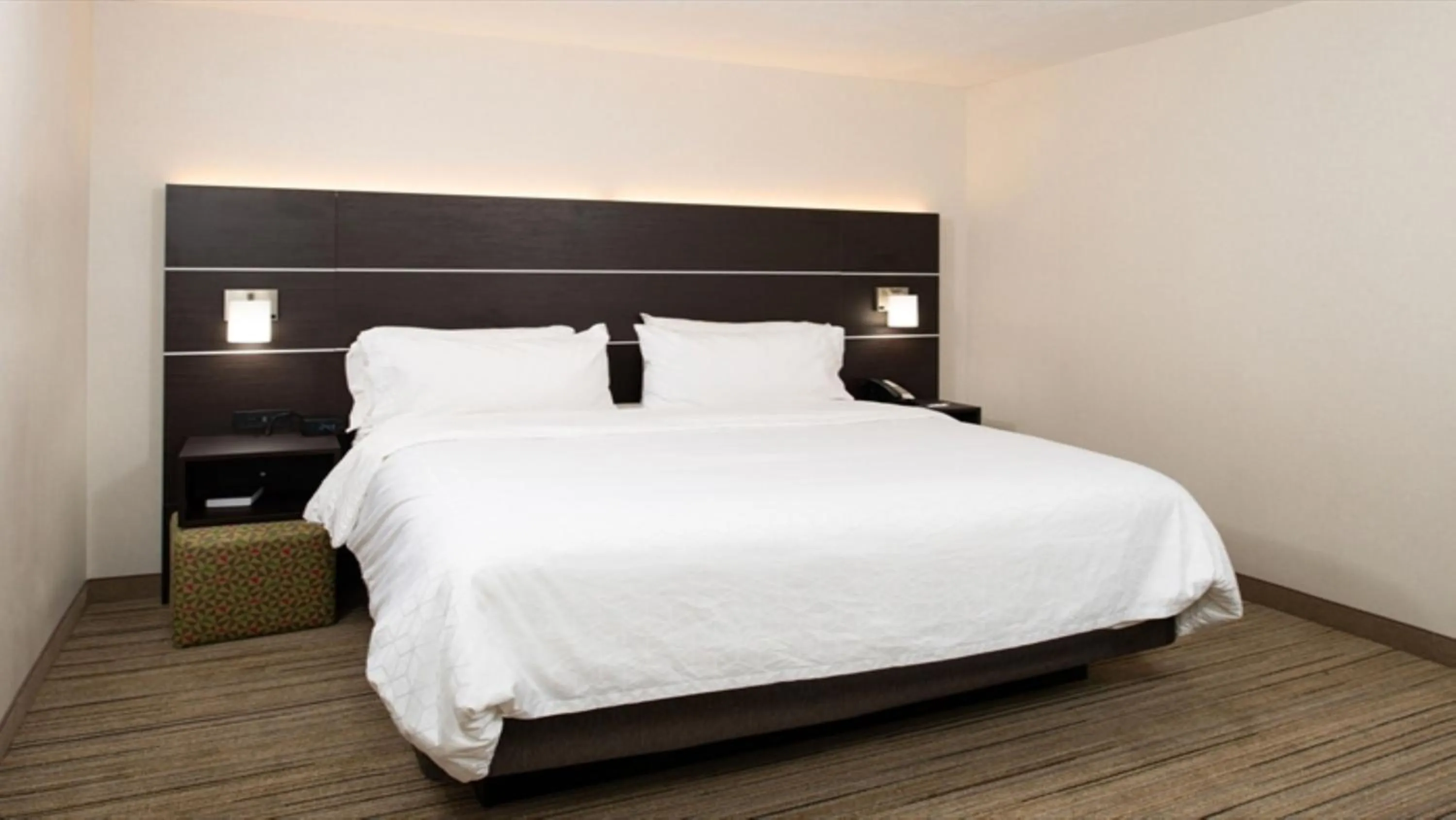 Photo of the whole room, Bed in Holiday Inn Express Cincinnati West by IHG