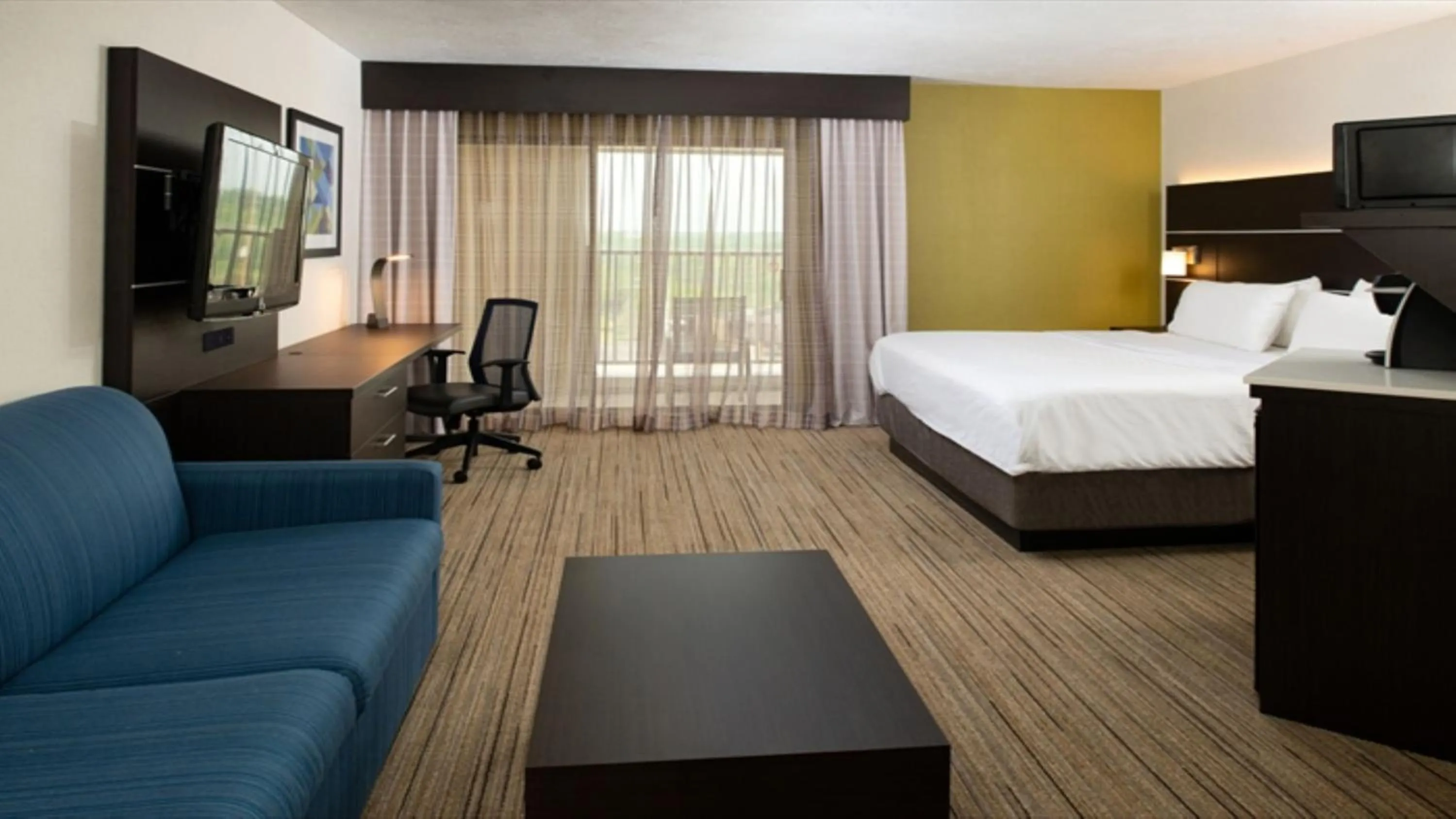 Bedroom, Bed in Holiday Inn Express Cincinnati West by IHG