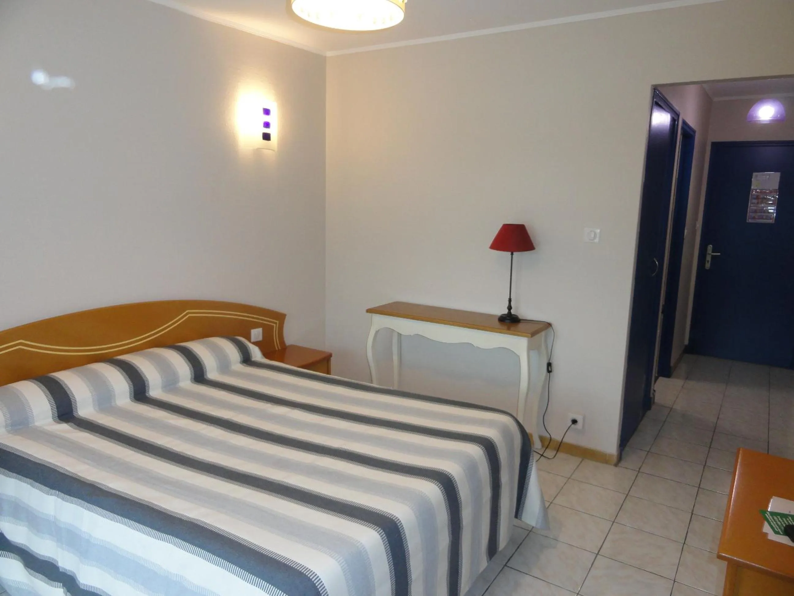 Photo of the whole room, Bed in Hotel de l'île