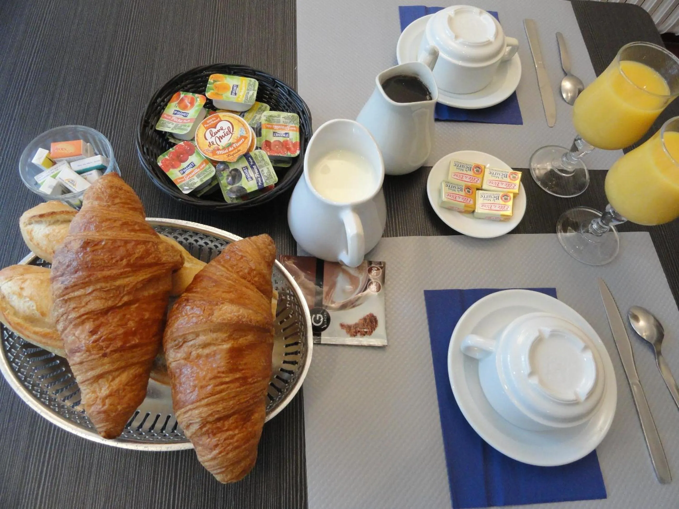 Continental breakfast in Hotel de l'île