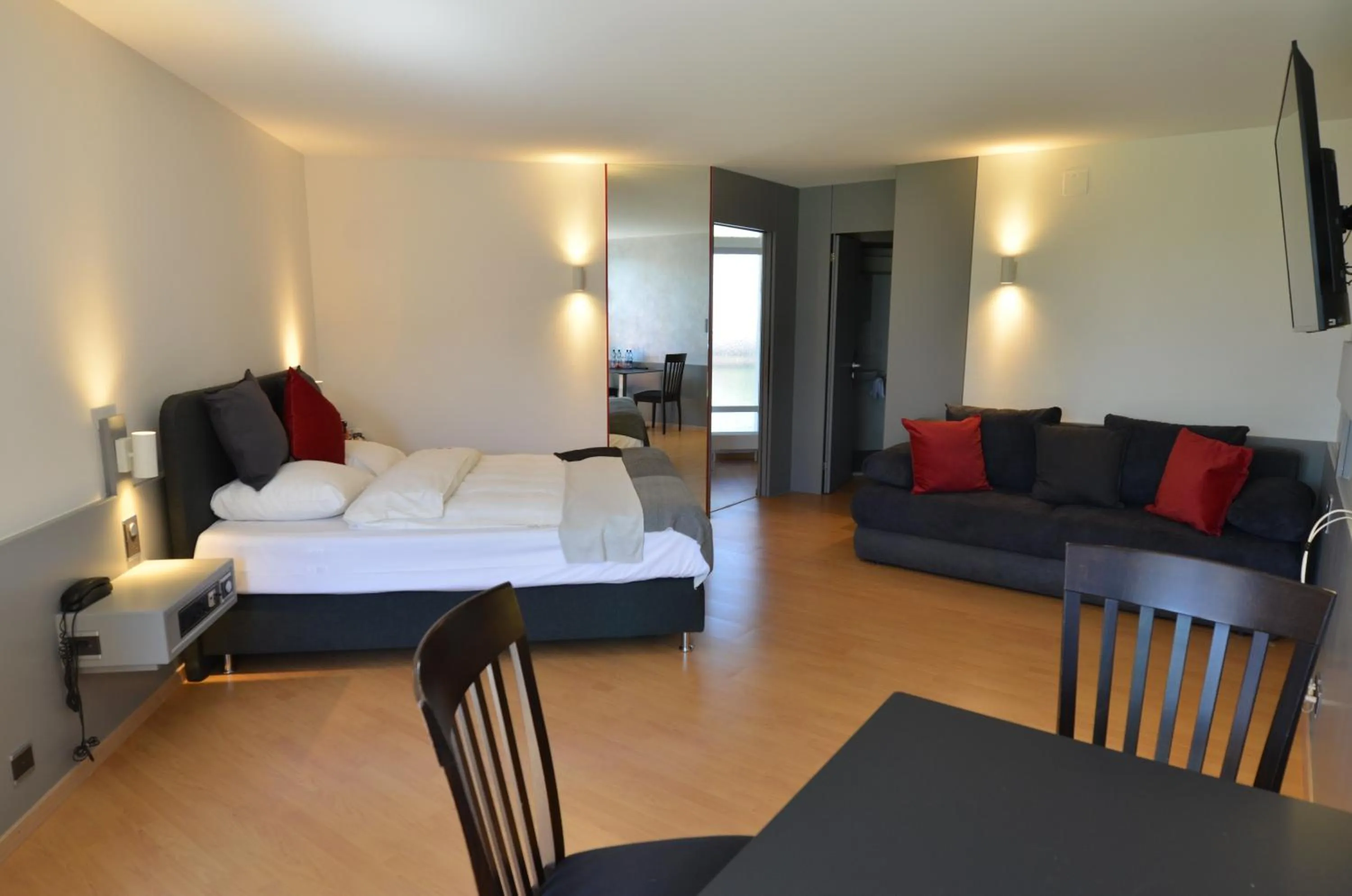 Bedroom, Bed in Hotel Egerkingen, idealer Zwischenstopp