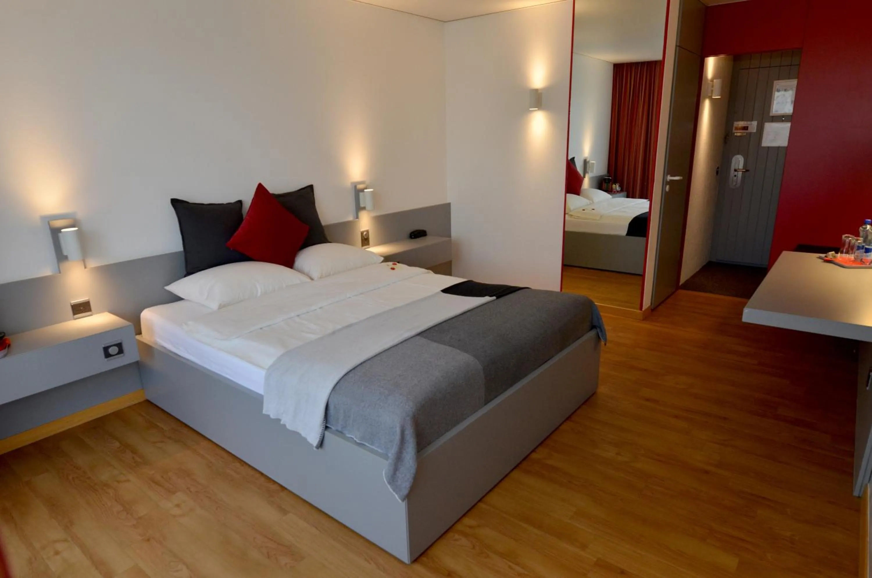 Bedroom, Bed in Hotel Egerkingen, idealer Zwischenstopp