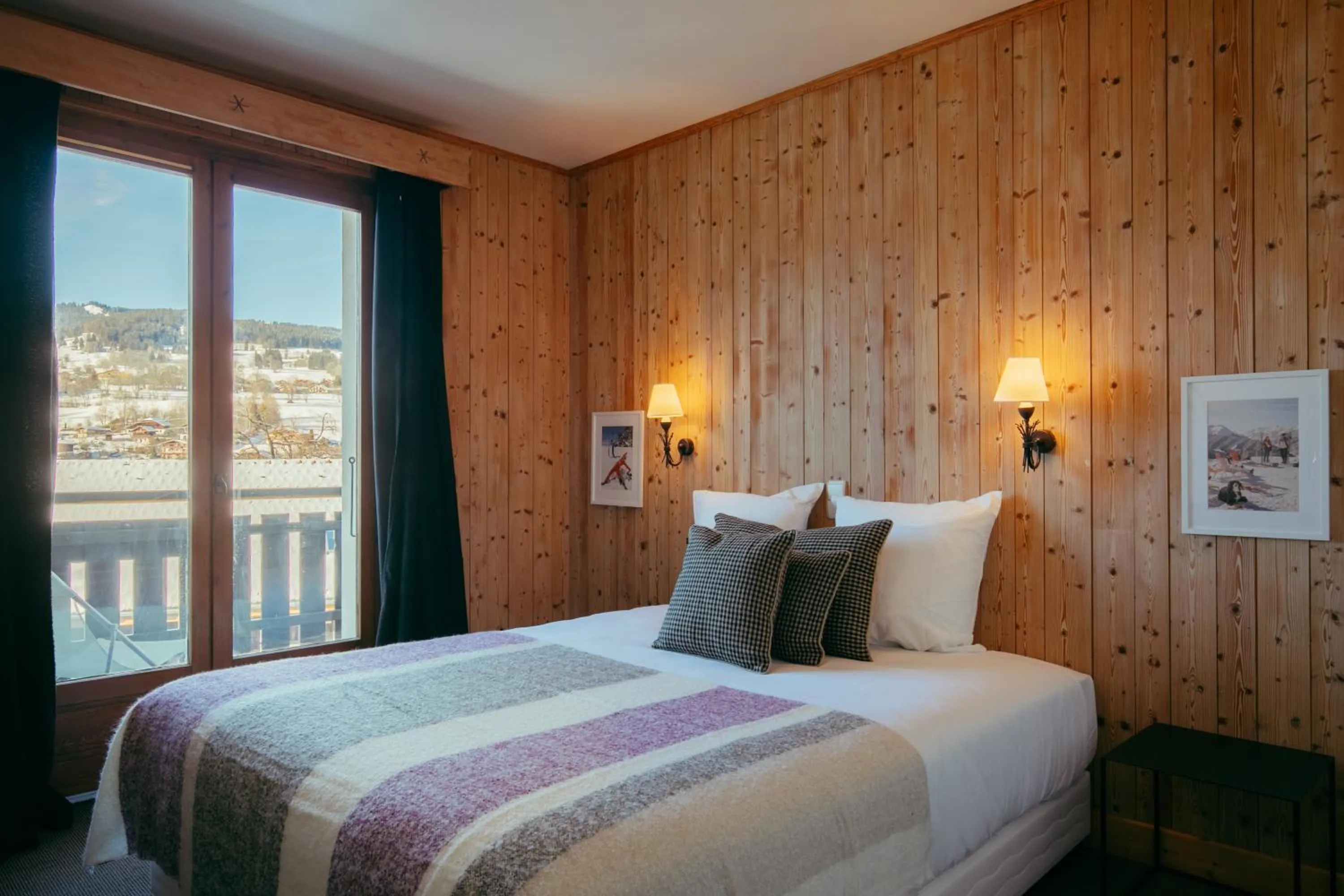 Photo of the whole room, Bed in Hôtel Le Caprice Des Neiges Combloux