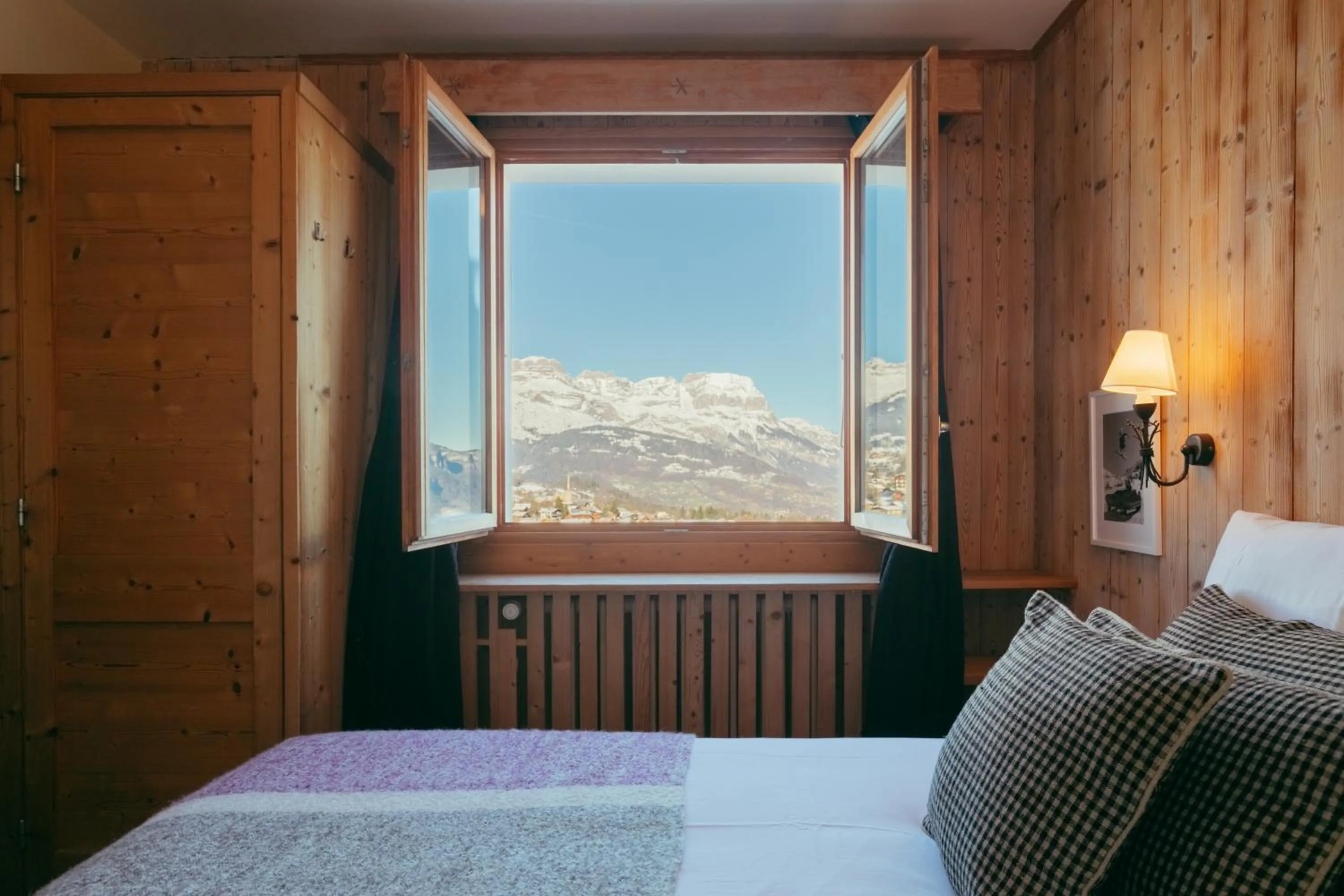 Mountain view, Bed in Hôtel Le Caprice Des Neiges Combloux