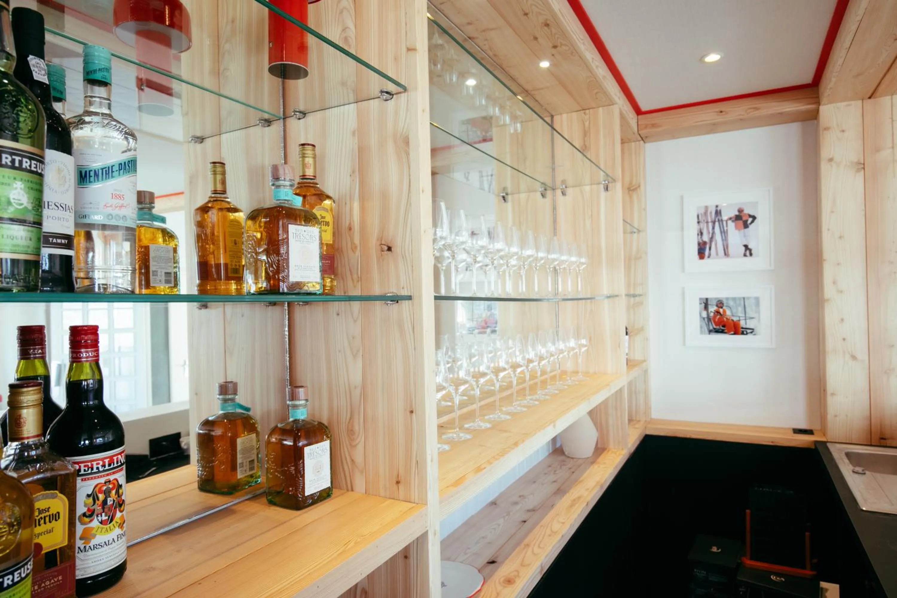 Lounge or bar in Hôtel Le Caprice Des Neiges Combloux